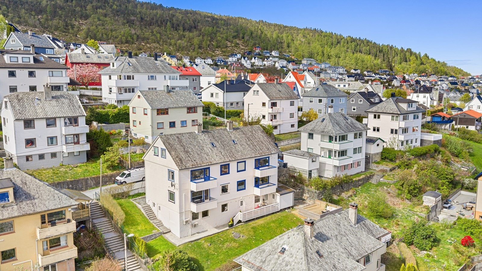 Fra huset er det svært kort avstand til Frydenbølien med Spar Karensfryd og busstopp hvor man kan ta 10eren til sentrum eller til Wergeland. Galleribilde
