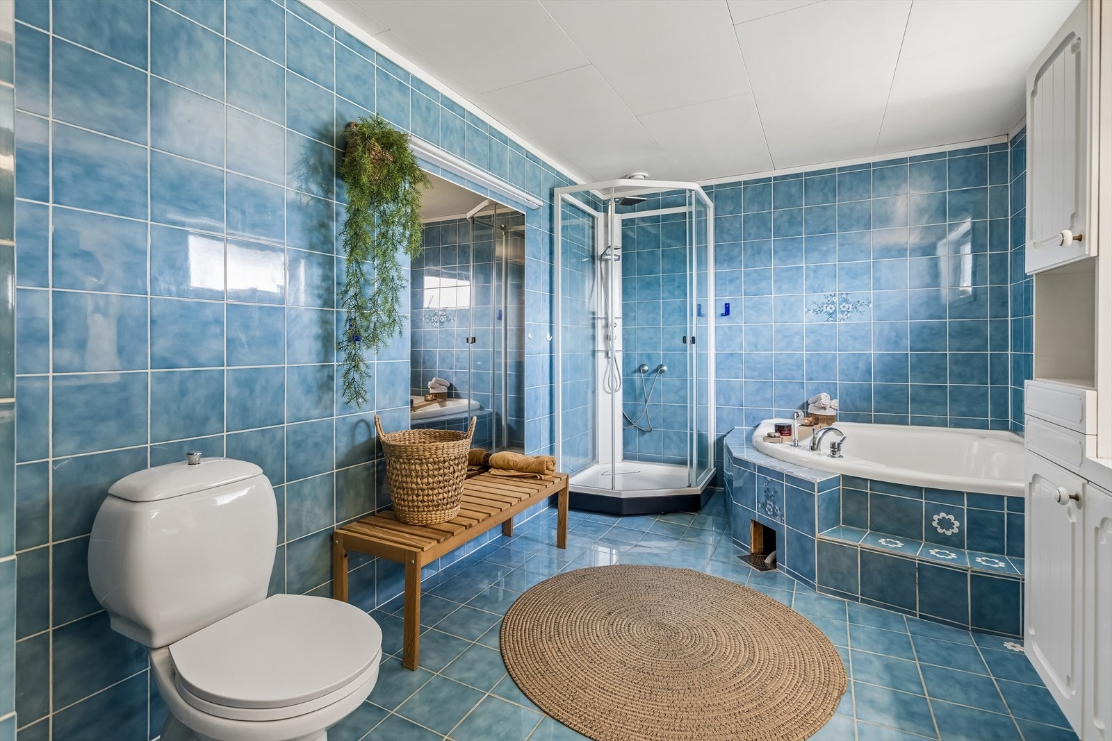 Badet er utstyrt med både dusjkabinett, installert i 2014, og et badekar for ekstra komfort. Galleribilde