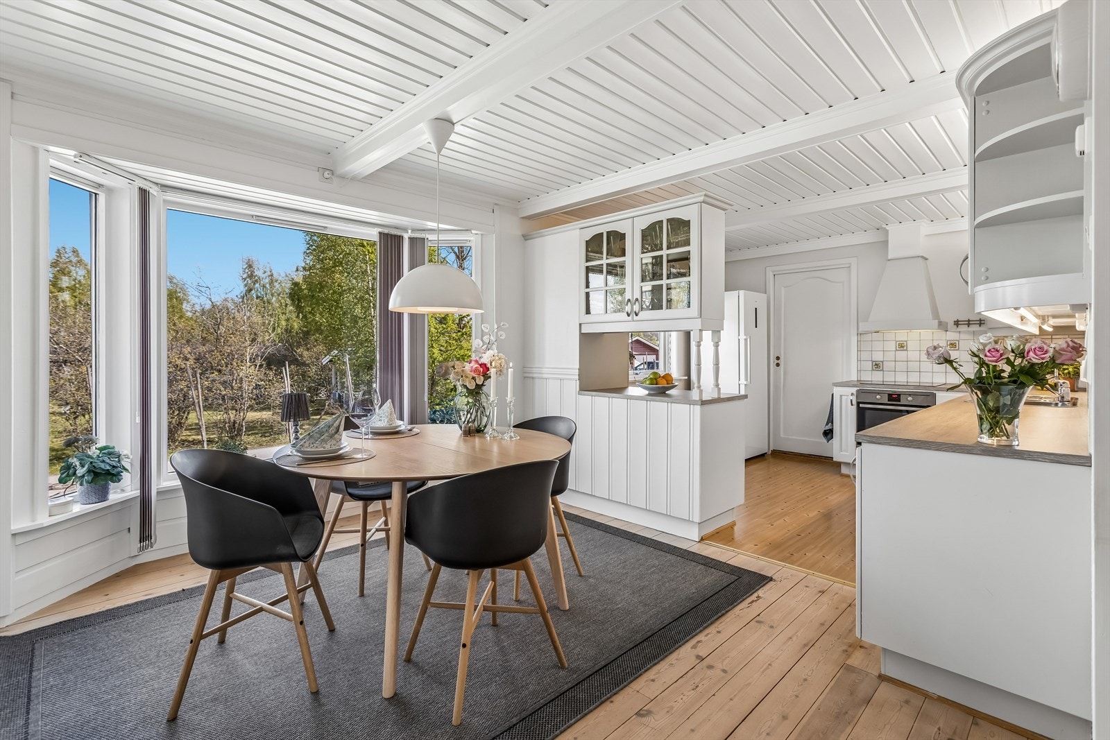 Spisestuen er plassert i tilknytning til kjøkkenet med store vindusflater som gir godt med dagslys og utsyn. Galleribilde
