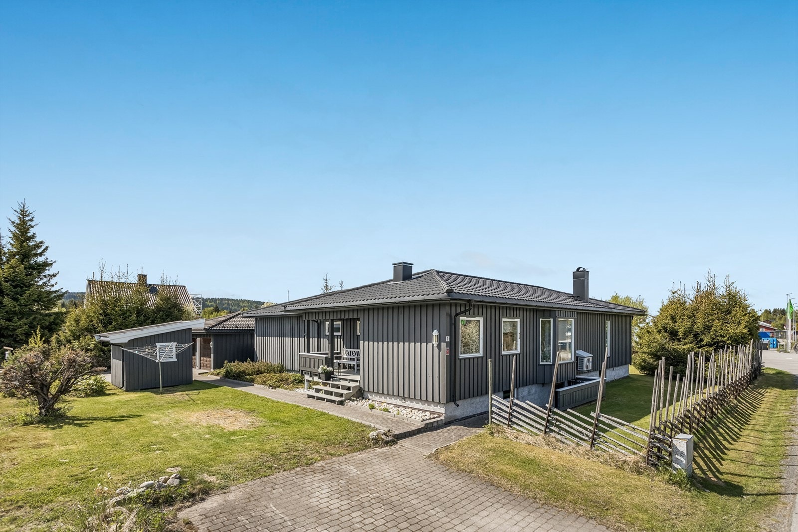 Innholdsrik enebolig med dobbel garasje. Galleribilde