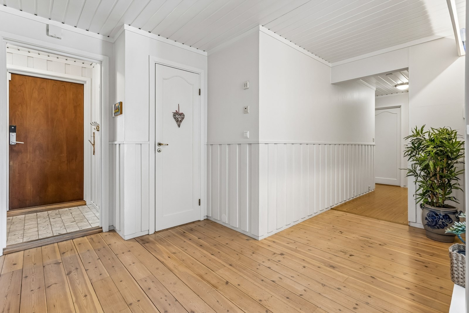 Entréen og gangen binder boligens soner sammen, med adkomst til soveromsfløy, toalettrom, bad og stue. Galleribilde