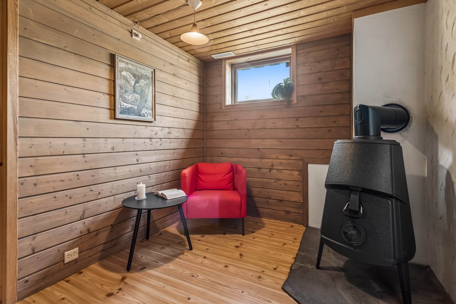 Liten kjellerstue med vedovn, inntil ett av soverommene. Galleribilde