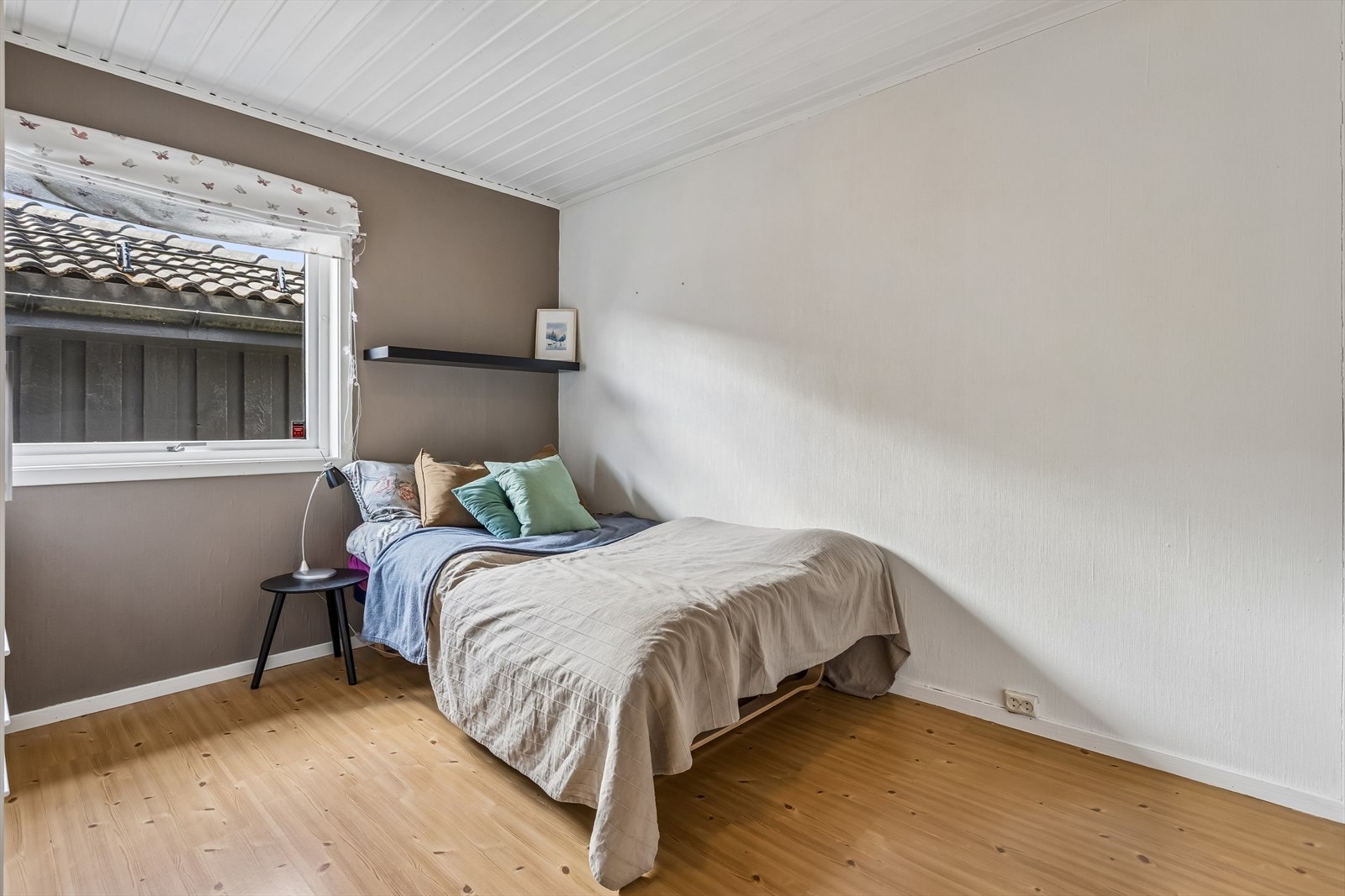 Boligens soverom er fordelt med tre i hver etasje, noe som gir en fleksibel romløsning for familien. Galleribilde