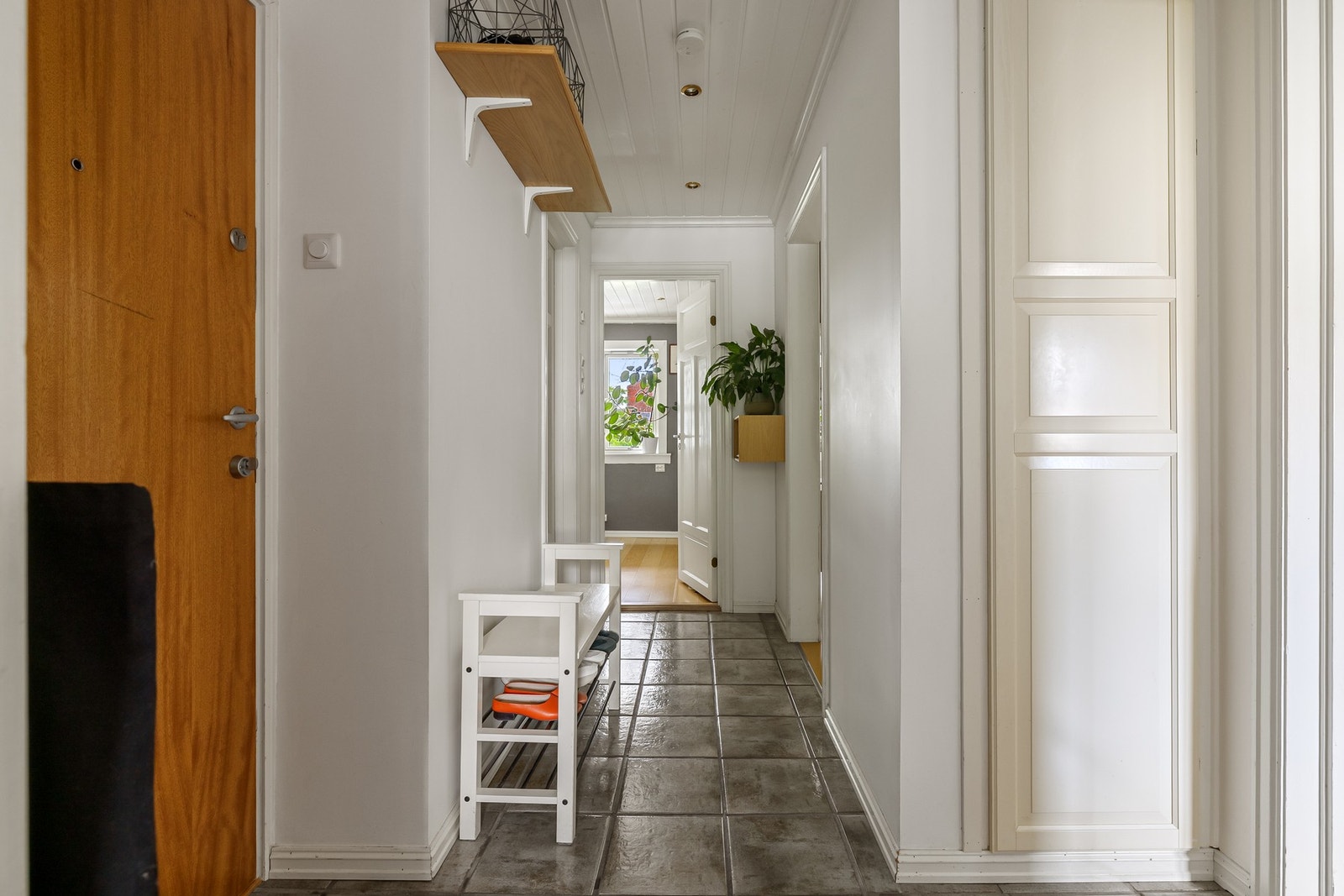 I entréen er det oppbevaringsplass i innebygd garderobeskap, samt ytterligere plass til oppheng, skoskap eller kommode. Galleribilde