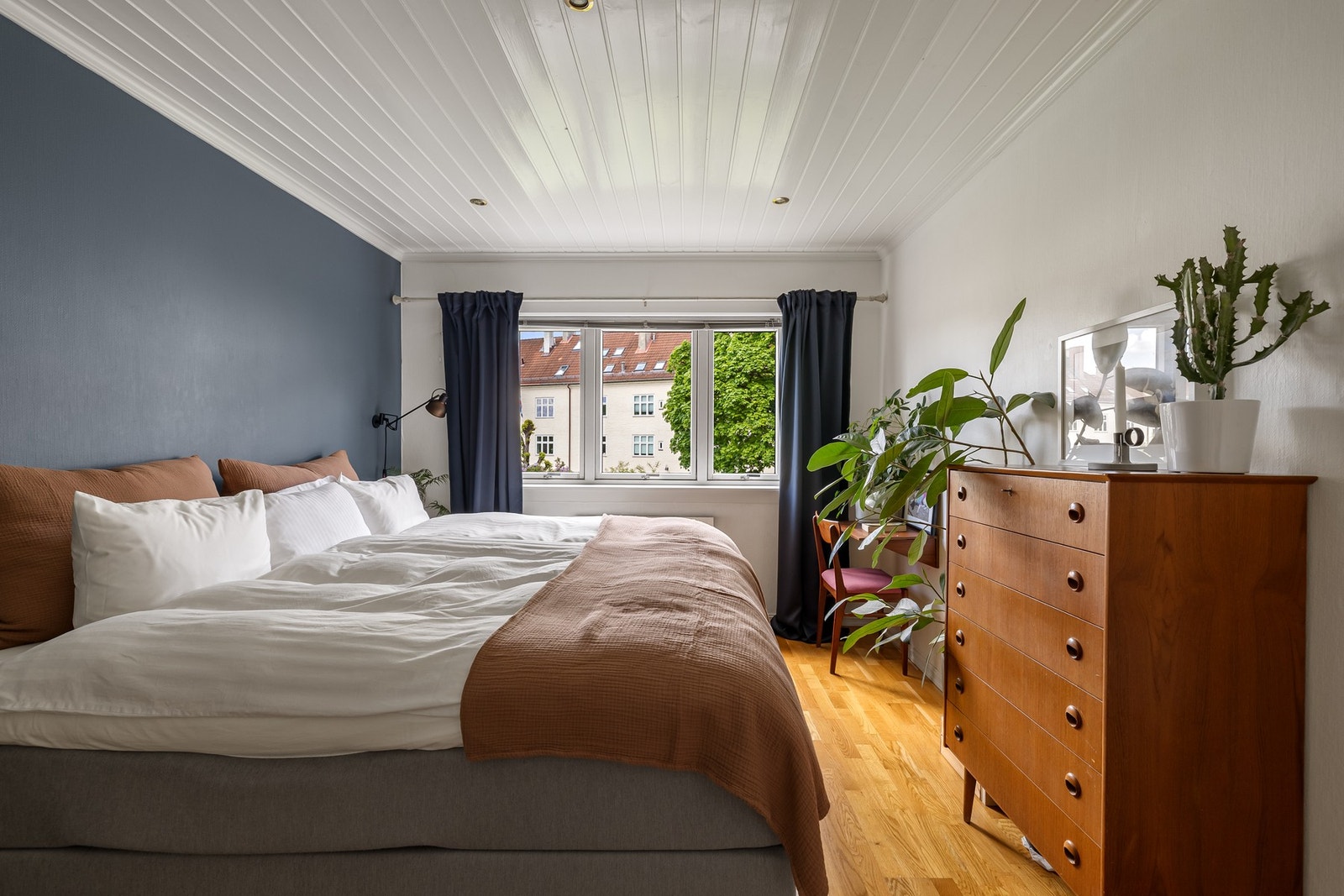 På soverommet er det god plass til stor dobbeltseng med tilhørende nattbord, samt en kontorpult og kommoder. Galleribilde