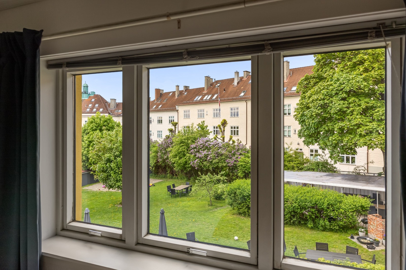 Den store vindusflaten vender ut mot rolige fellesarealer. Galleribilde