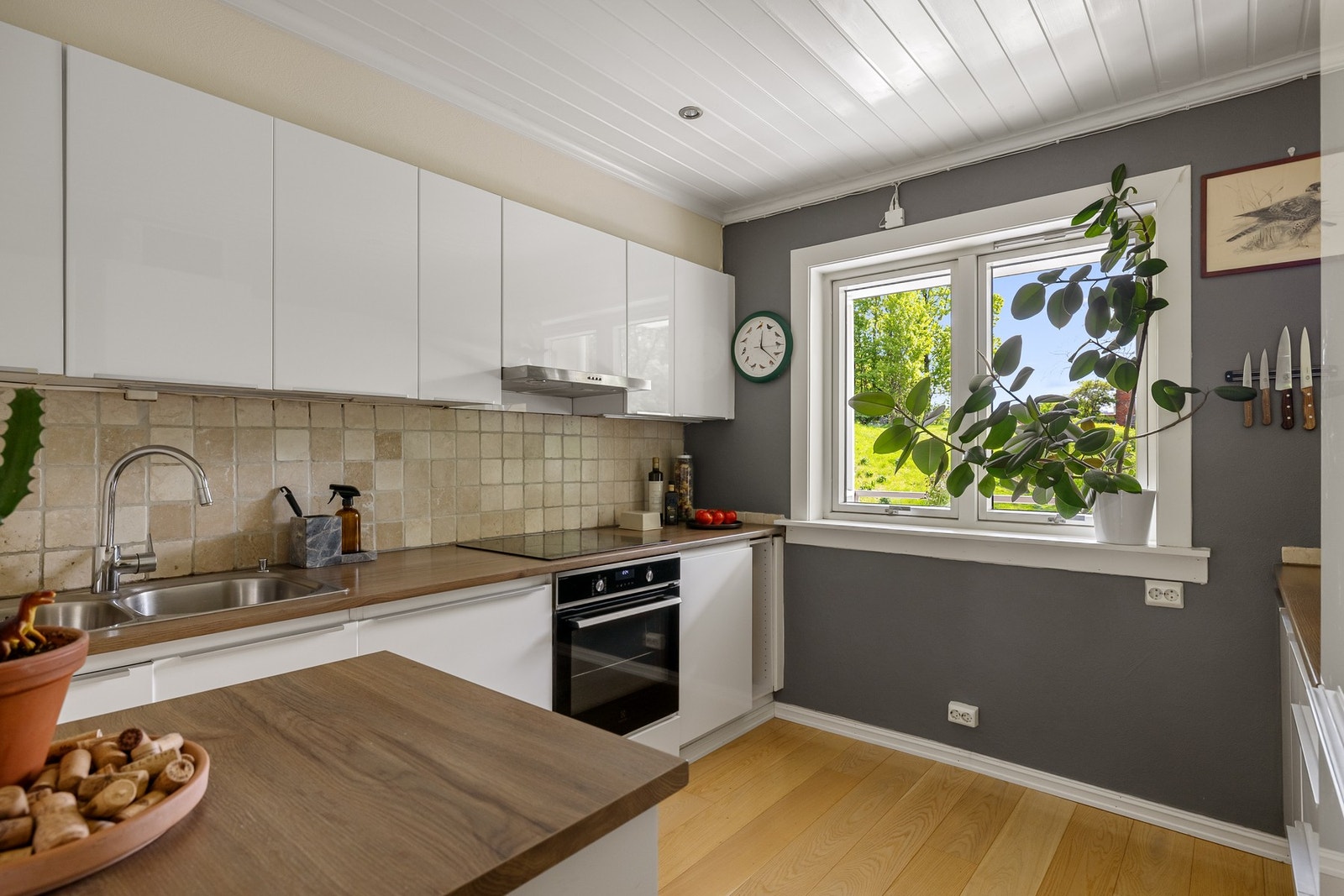 Kjøkkenet har god standard med enstavs parkett på gulv, overflater malt i innbydende farger og downlights i himlingen. Galleribilde
