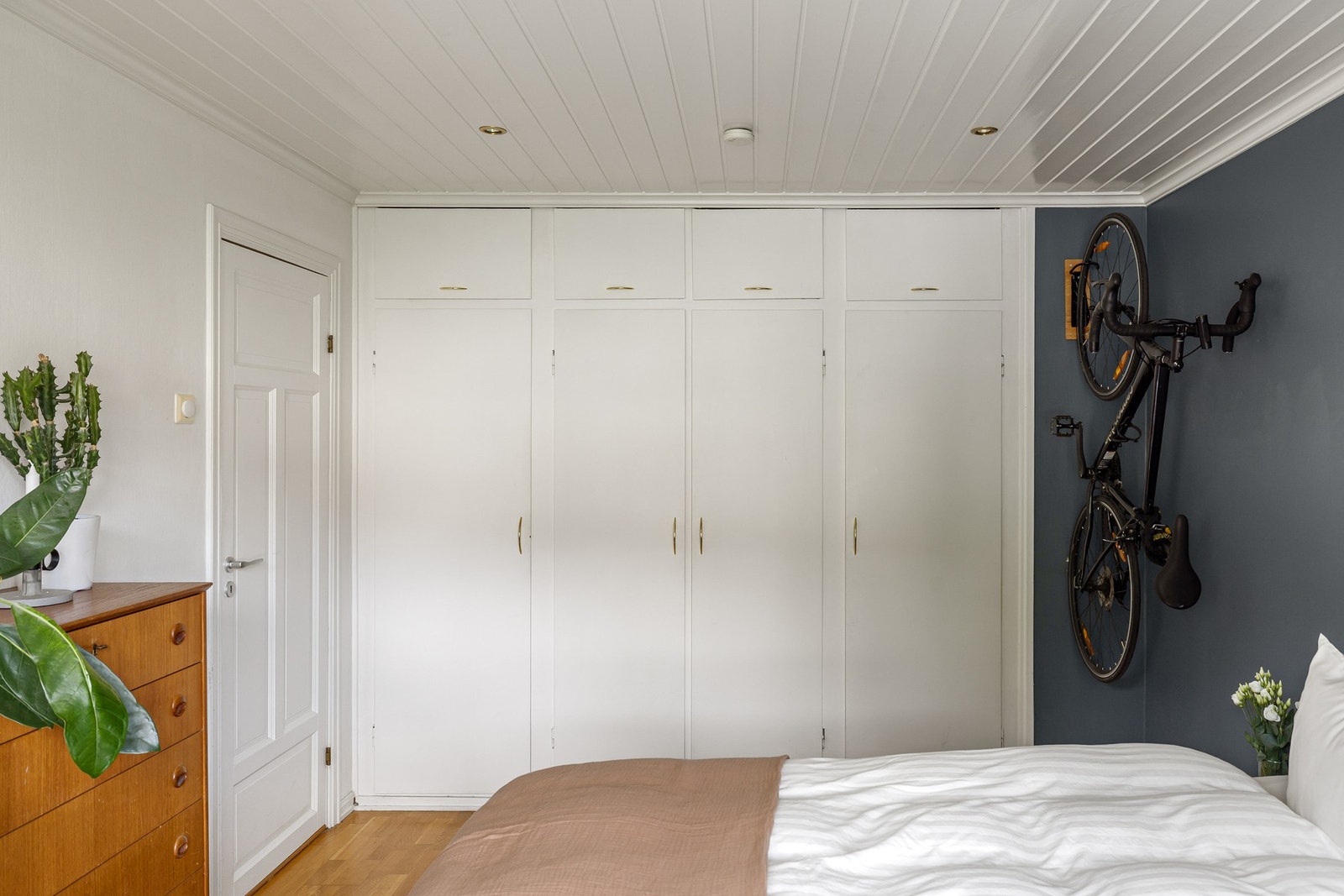 På soverommet er det også god oppbevaringsplass i innebygde garderobeskap. Galleribilde