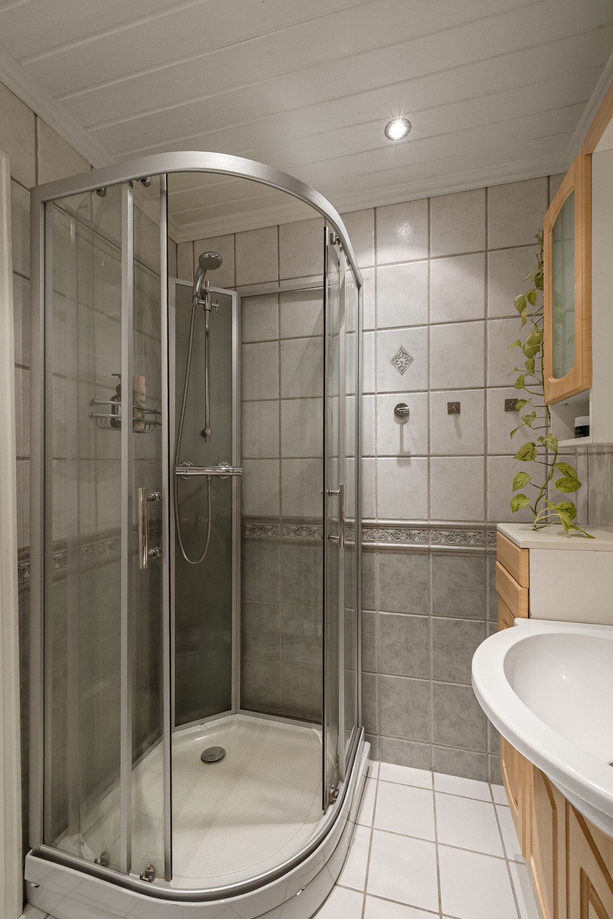 Baderommet er også utstyrt med dusjkabinett og gulvstående toalett. Baderommet har varme i gulv og downlights i himlingen. Galleribilde