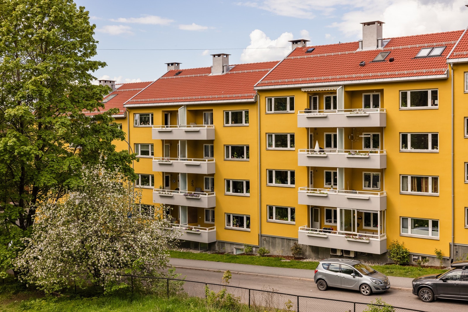 Leiligheten har en svært attraktiv beliggenhet i en rolig gate mellom Torshovparken og Torshovdalen, med kort vei til Torshovgata og et rikt utvalg av kaféer, restauranter og sjarmerende nisjebutikker. Galleribilde