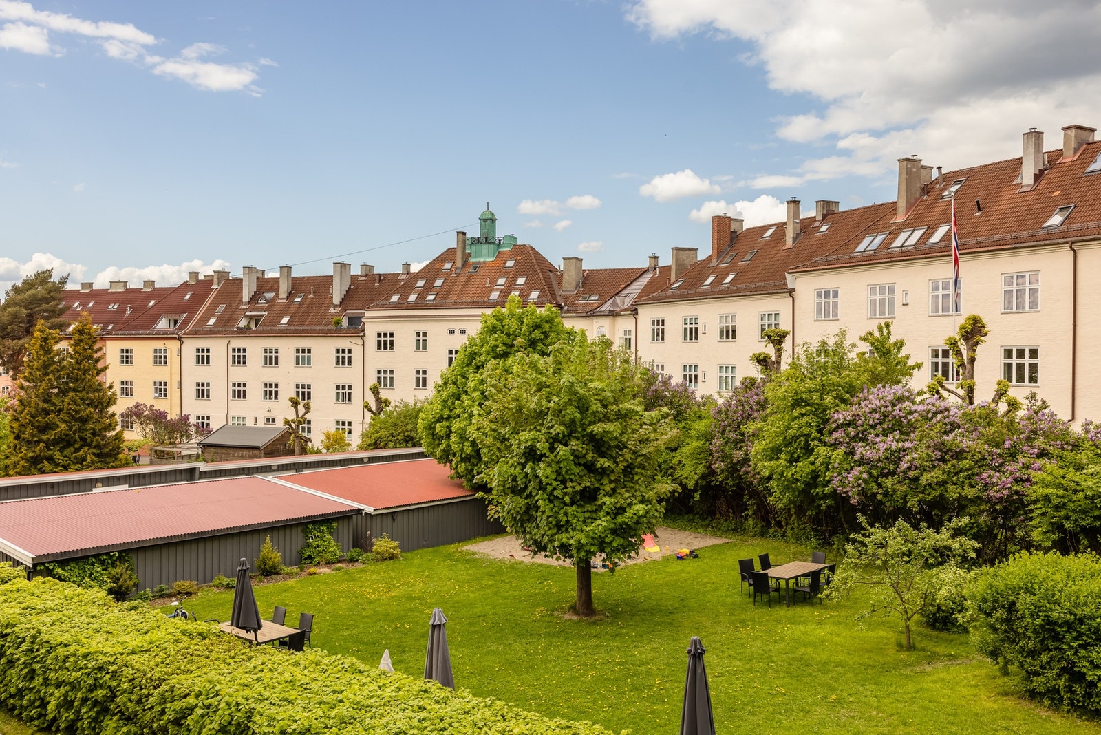 Hyggelig utsyn over den frodige hagen. Galleribilde