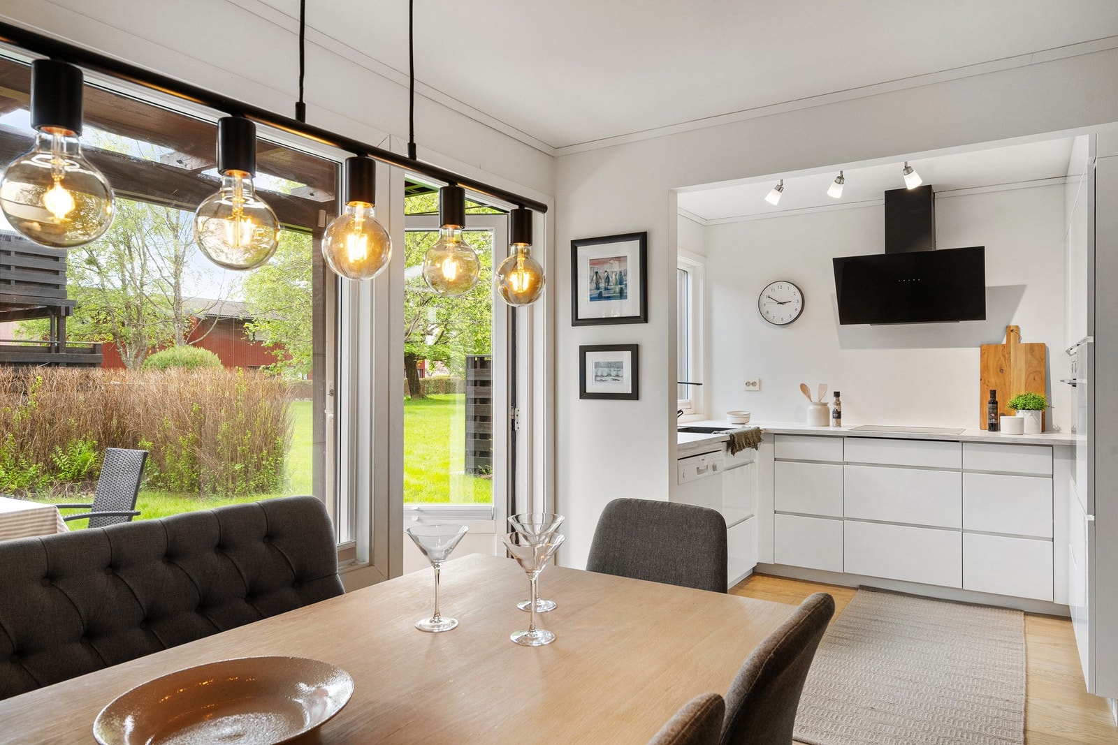 Det er god plass til å samle familie og venner rundt spisebordet. Galleribilde