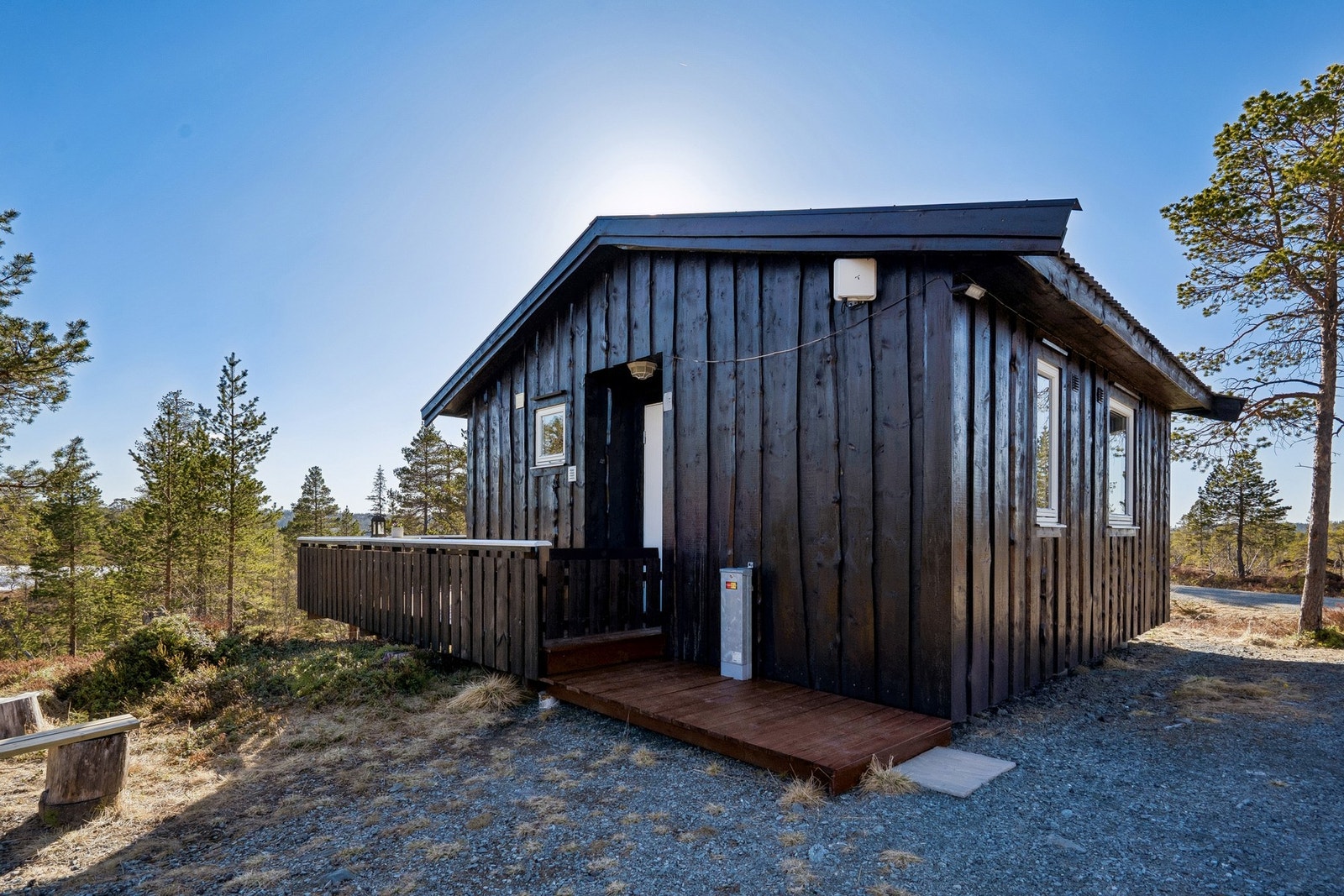 Helårs bilvei frem til hytteveggen. Galleribilde