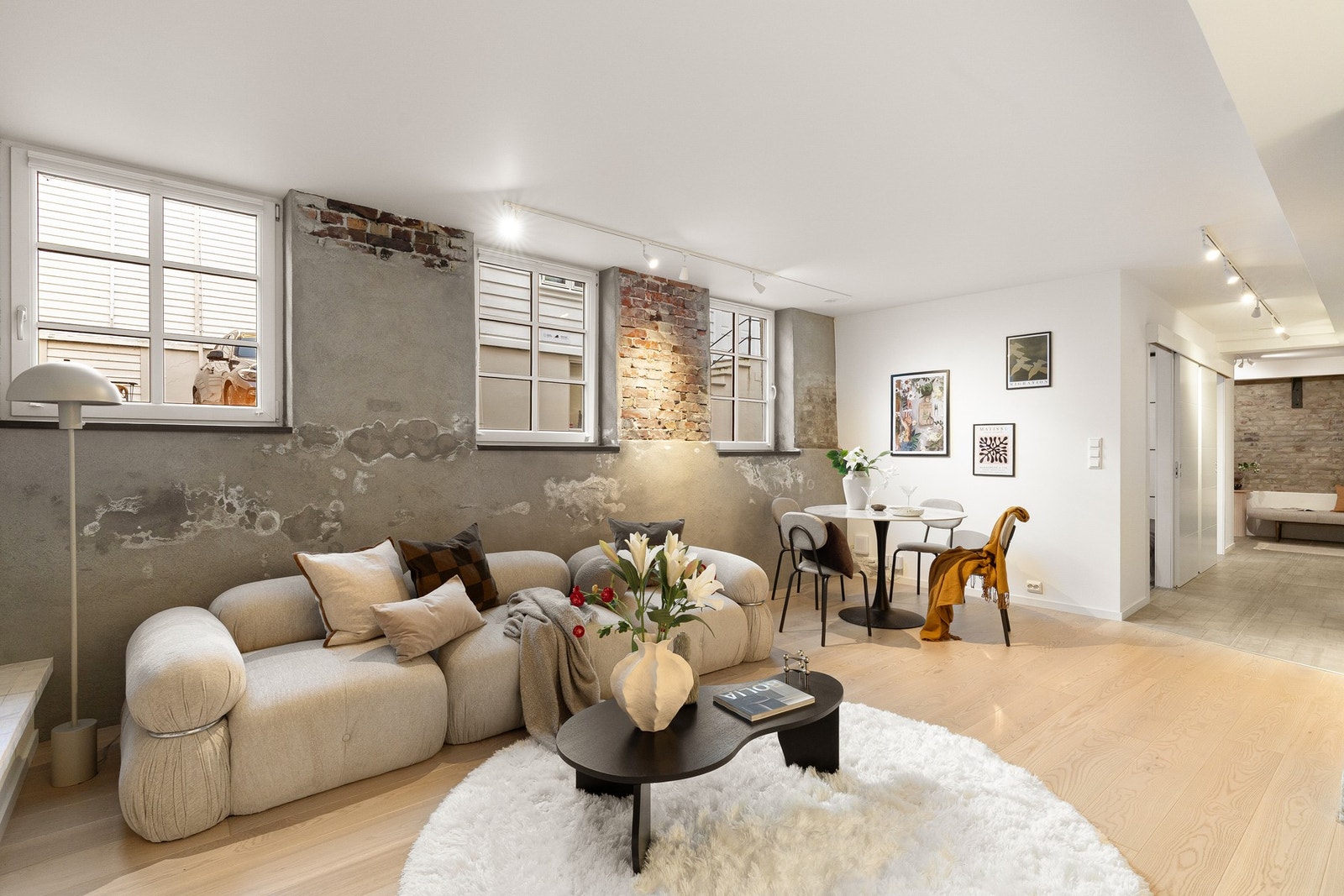 Unik bolig med en romslig stue med flere vindusflater som slipper inn rikelig med dagslys. Interessenter av denne boligen må sette seg godt inn i prospektet og tekniske utfordringer med leiligheten. Galleribilde