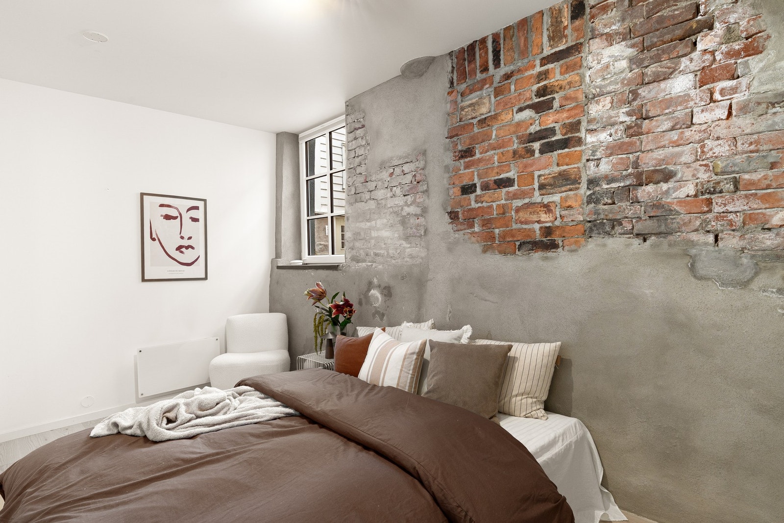 Romslig soverom med mur på vegg. Galleribilde