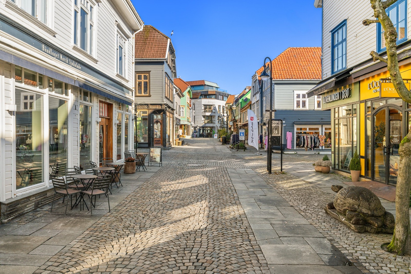 Kort gåavstand til flotte fargegaten som tilbyr ulike servicetilbud. Galleribilde