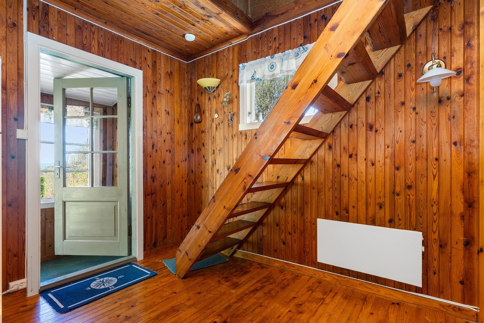Stue med trapp opp til loft. Galleribilde