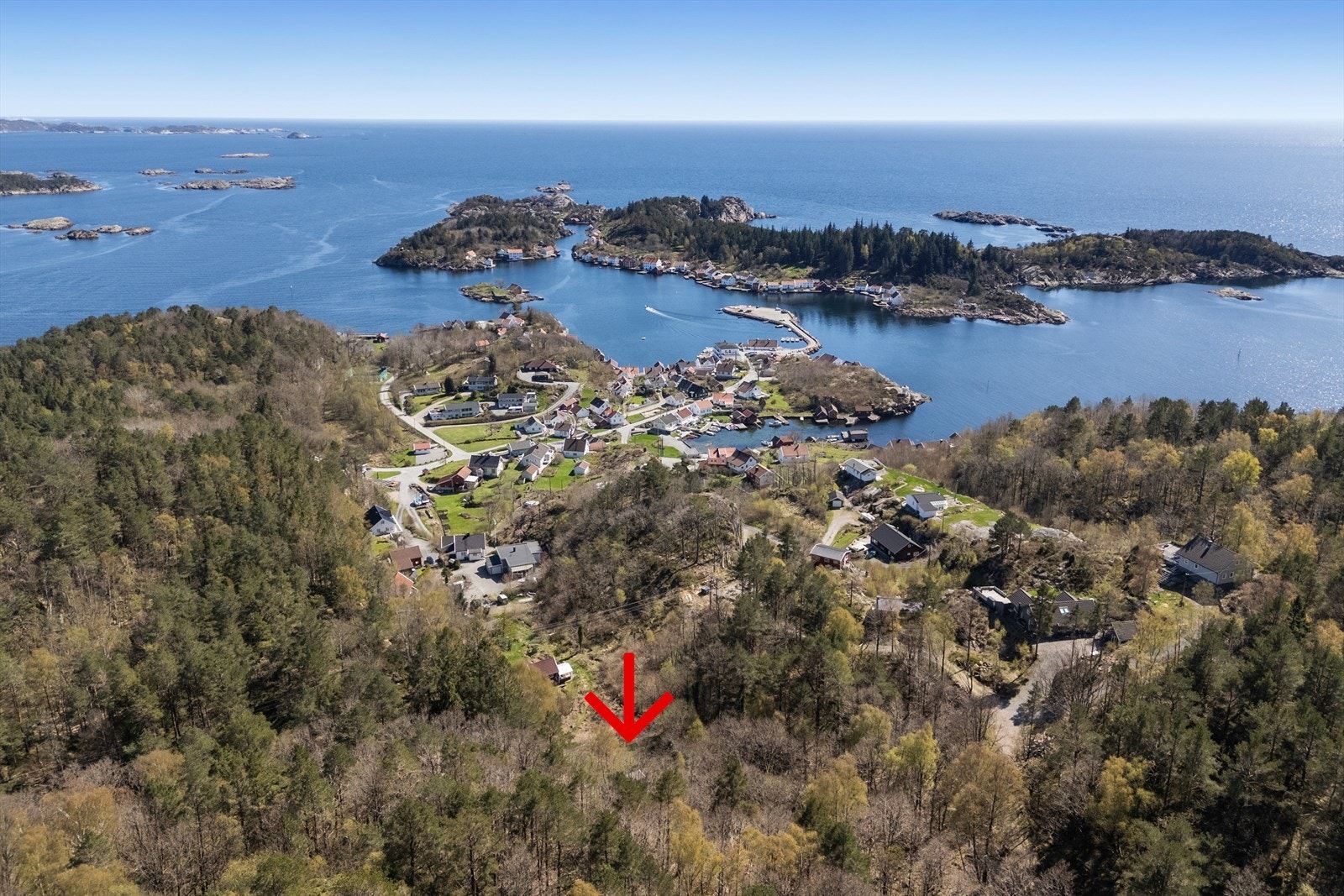 Oversiktsbilde. Flott skjærgård i området. Den gamle, og godt bevarte uthavnen Svinør, ses i øvre del av bildet. Galleribilde