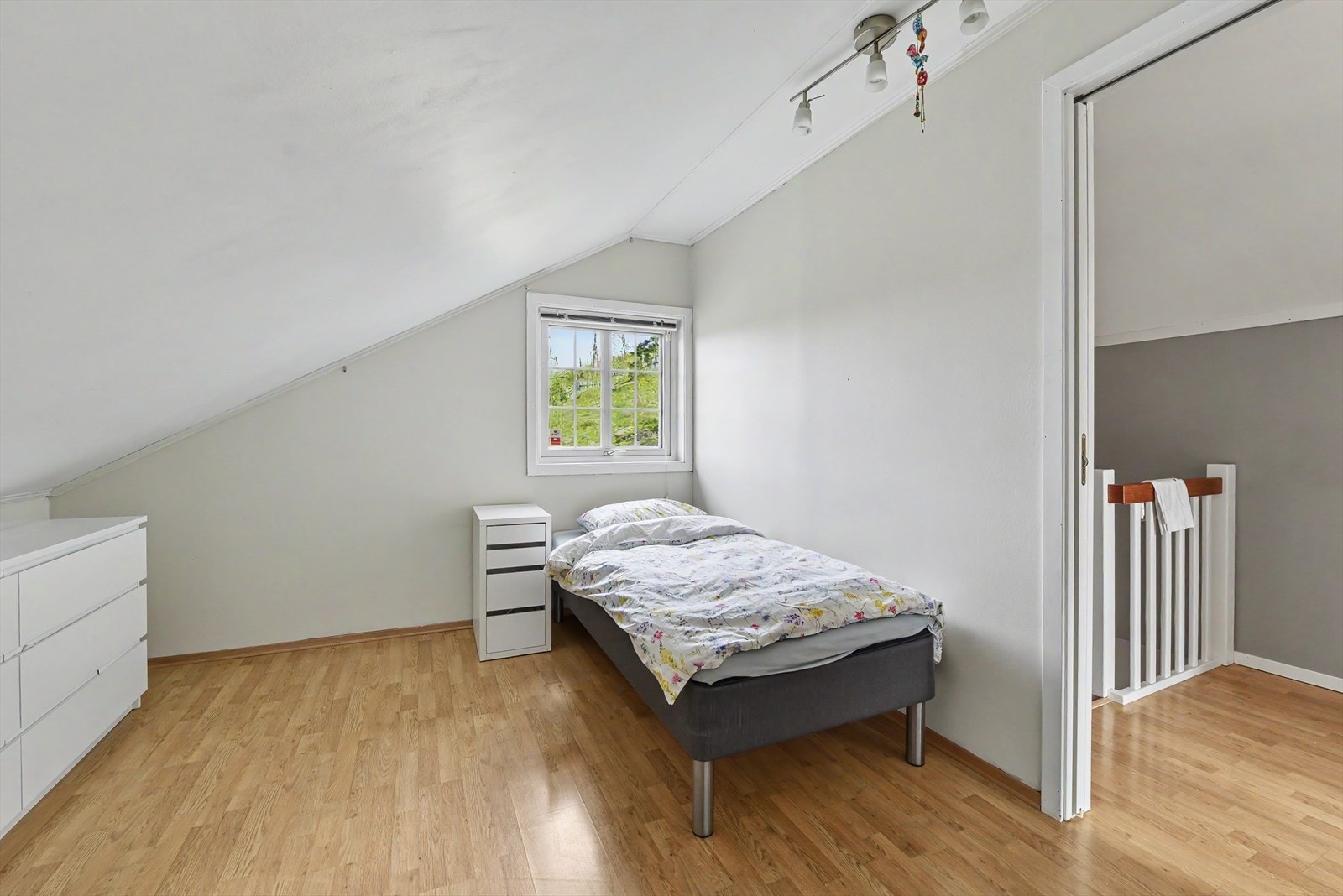 Det andre rommet på loftet passer utmerket som barnerom eller kontor. Galleribilde