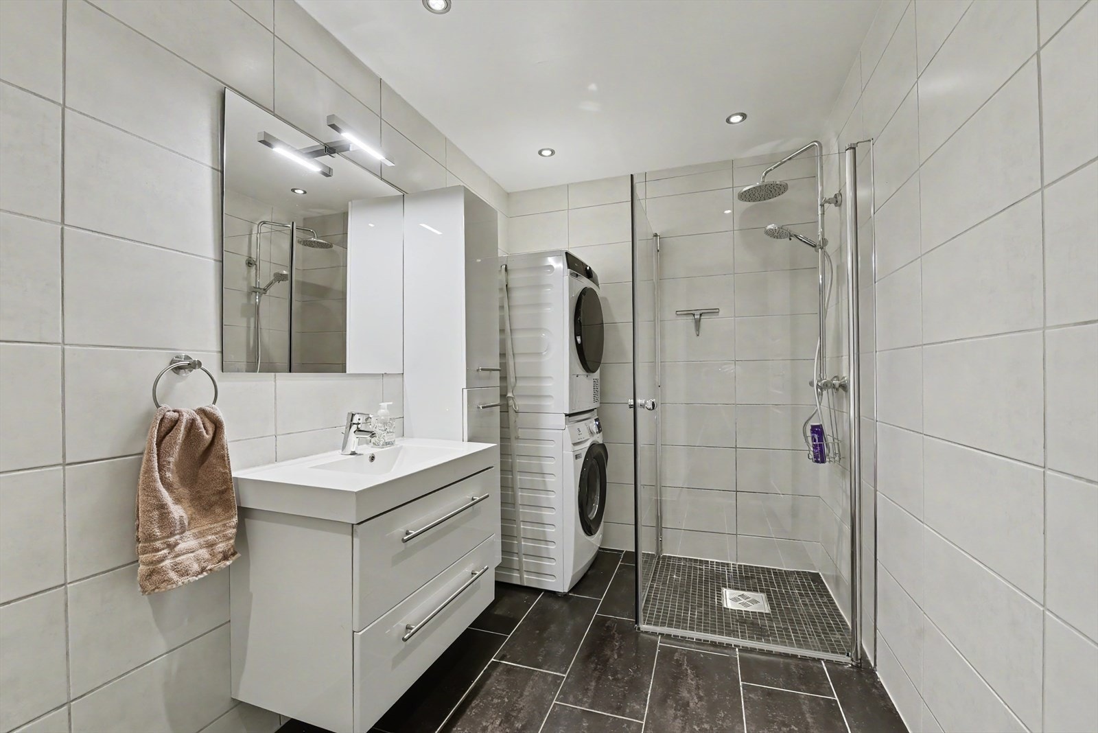 Det er opplegg for vaskemaskin på badet, og rommet har mekanisk avtrekk. Galleribilde