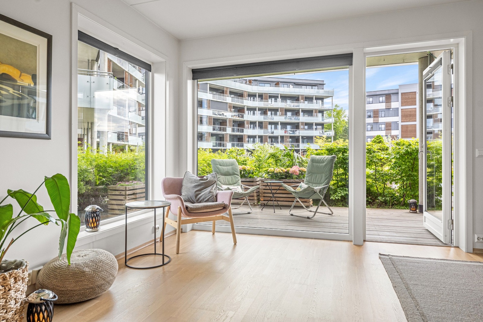Listefri overgang og panoramavinduer gir rikelig med lys og sømløs overgang til uteplass Galleribilde