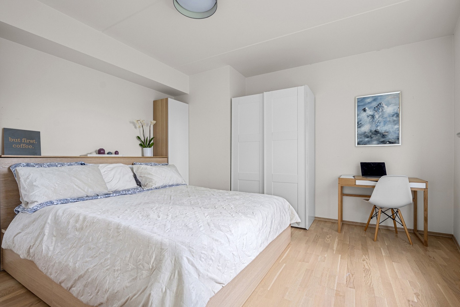 Romslig soverom med gode innredningsmuligheter Galleribilde