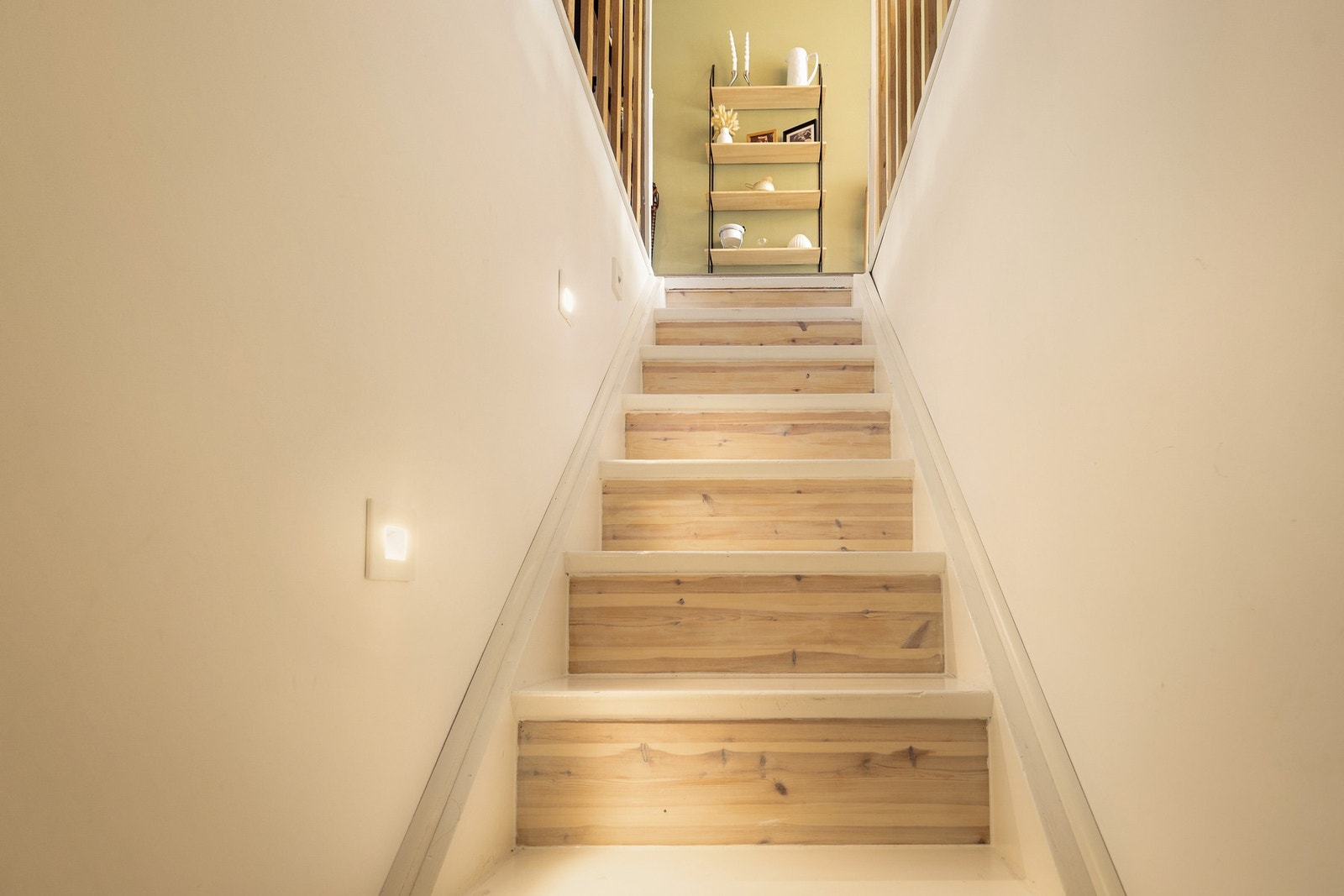 - Trappen tar deg ned til kjelleren - Galleribilde