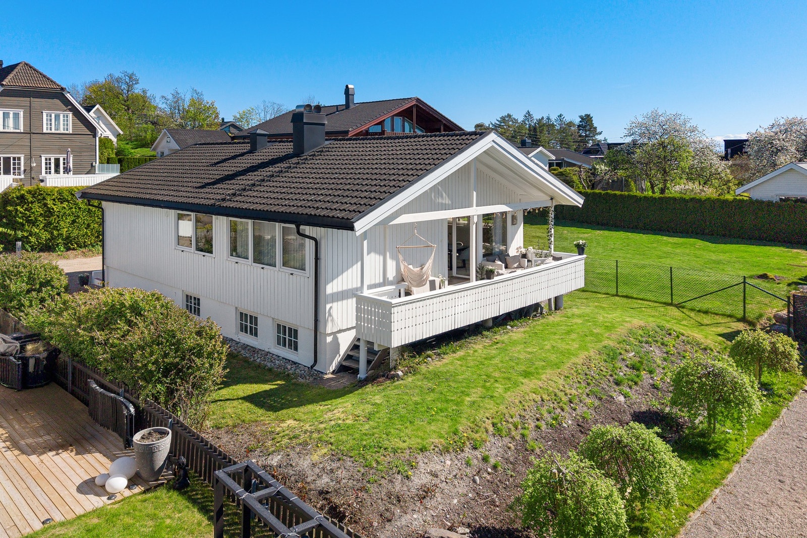 Sydvendt terrasse og lettstelt tomt Galleribilde