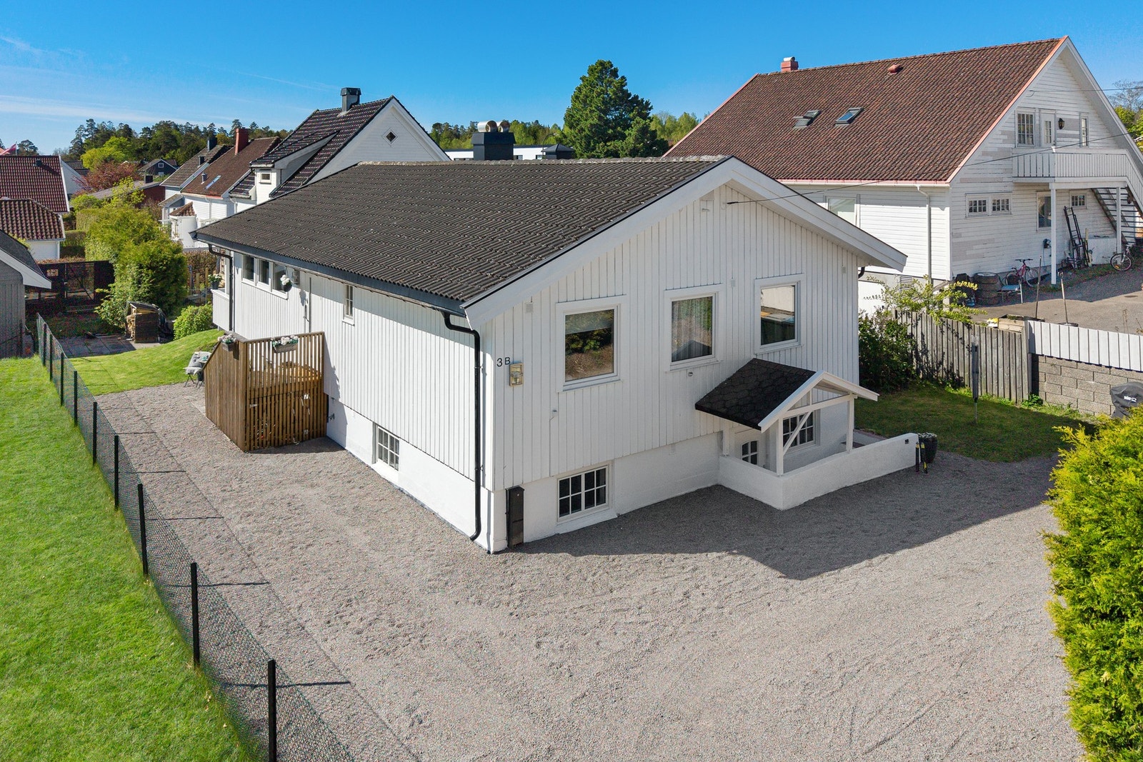 Stor gårdsplass med plass til flere biler Galleribilde