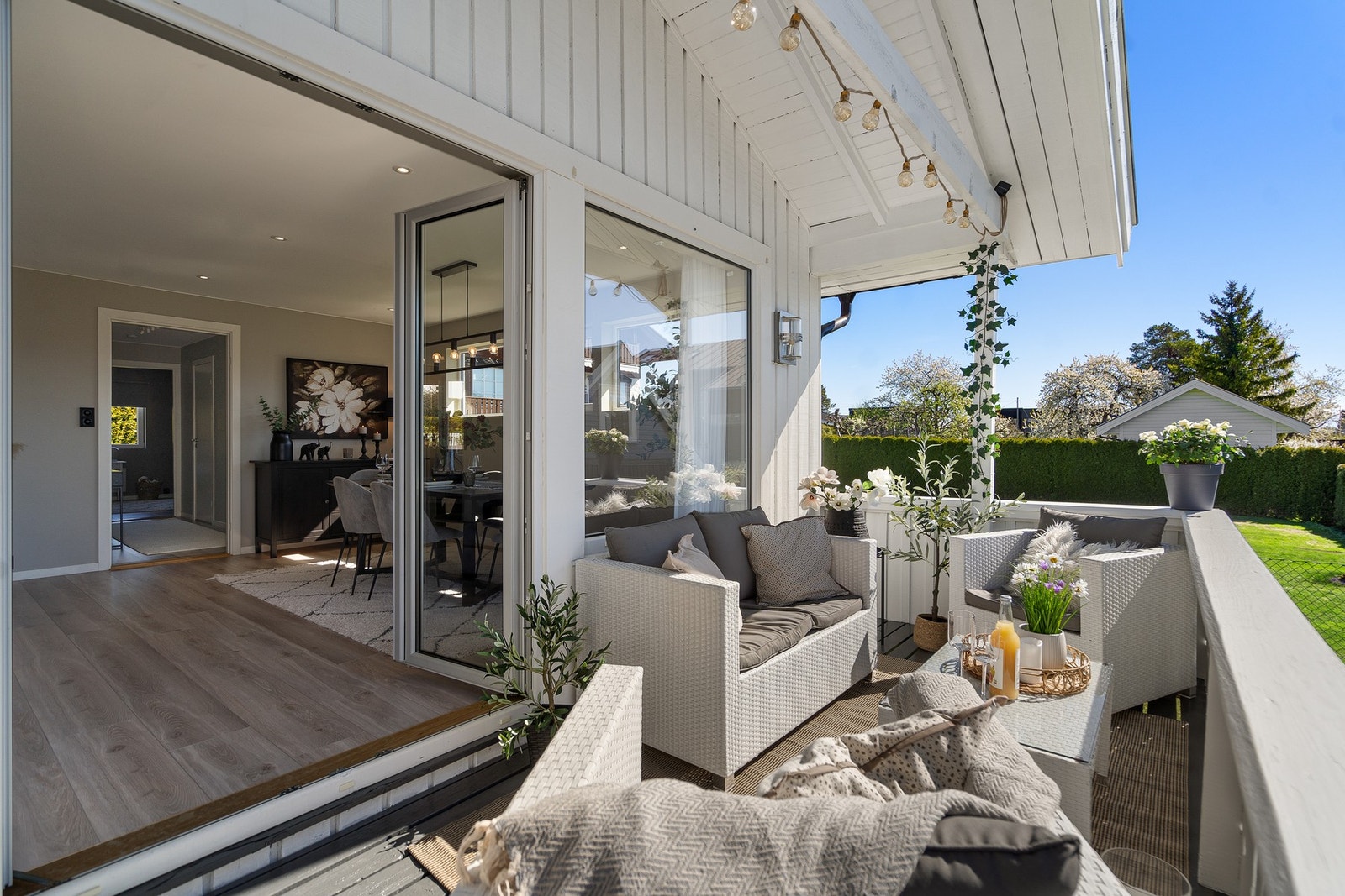 Hyggelig terrasse med gode solforhold Galleribilde