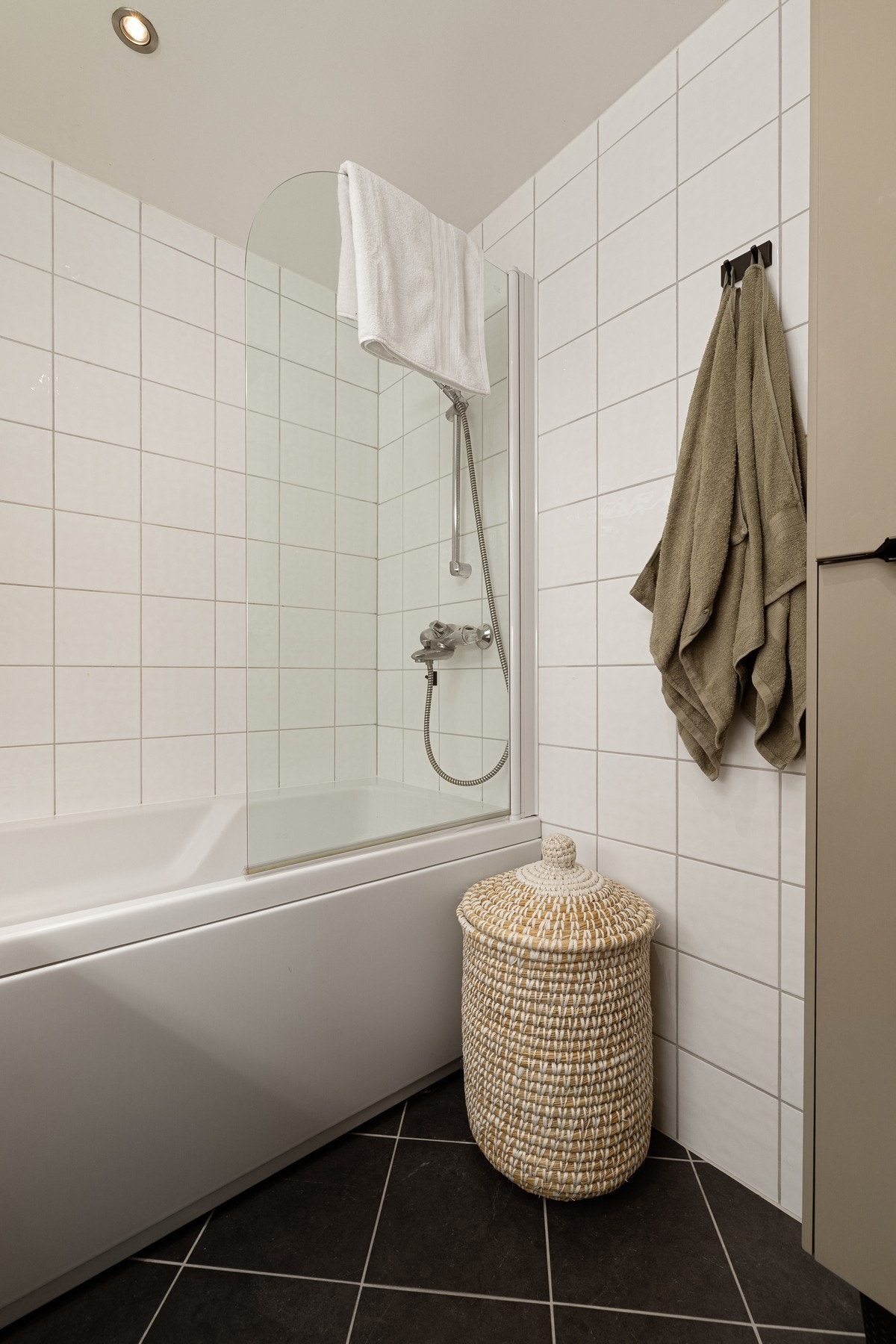 Nyere badekar med praktisk dusjvegg. Det er innfelte downlights i himlingen. Galleribilde