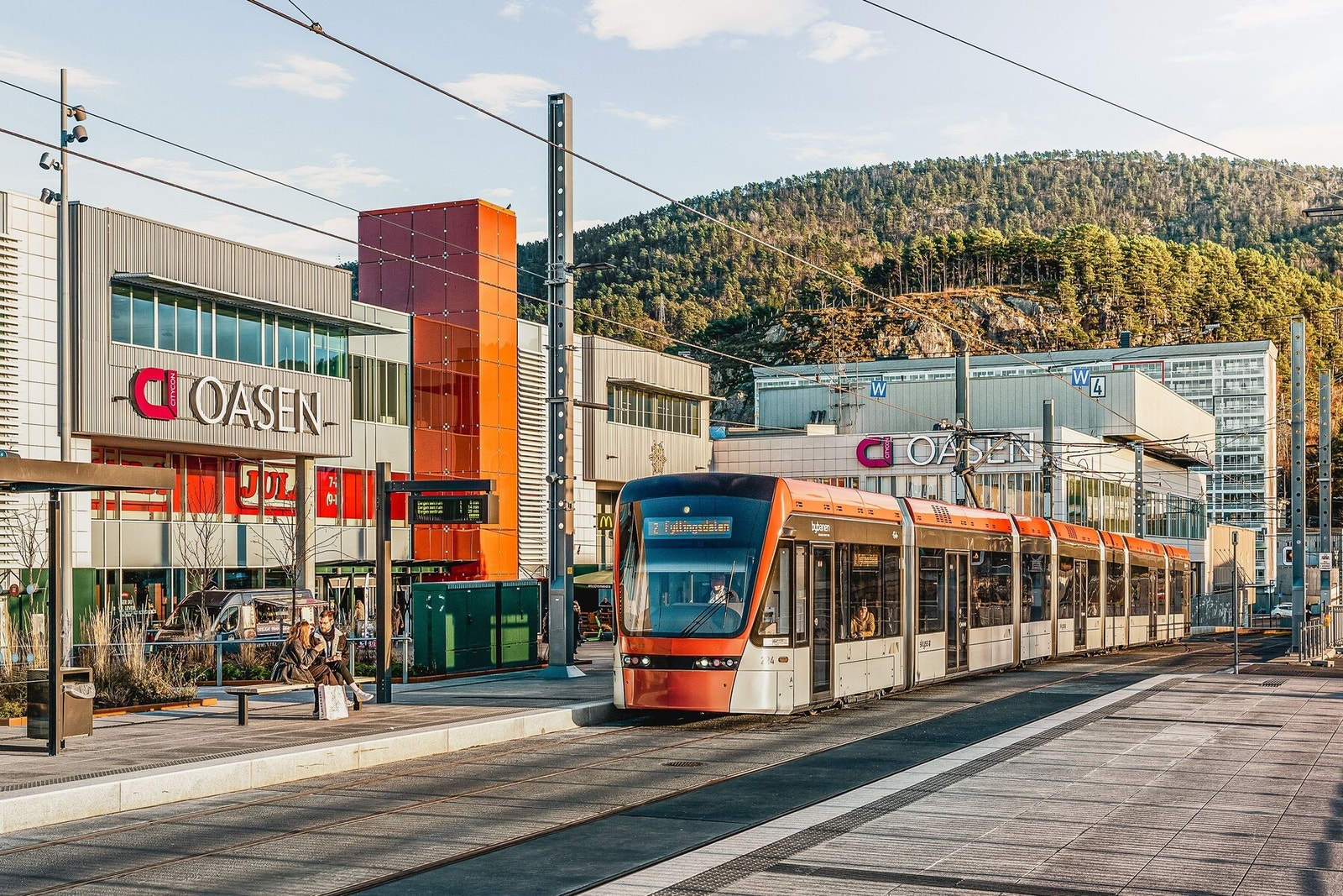 Oasen Storsenter har utallige butikker og ulike servicetilbud. Ved Oasen finner man også stoppested for Bybanen, som bringer deg videre til Haukeland universitetssykehus og sentrum. Galleribilde