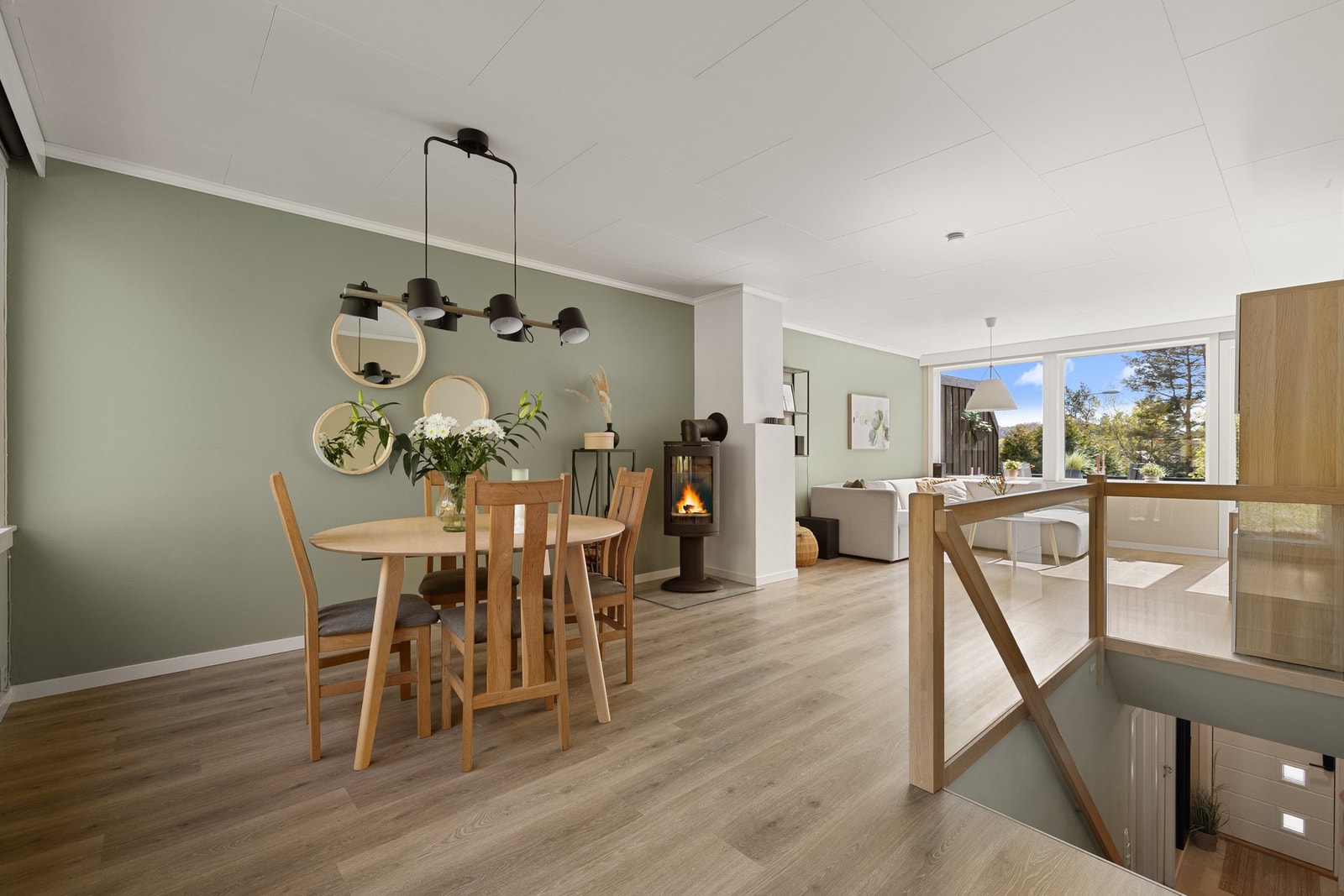 Det er god plass til både sofagruppe og spisestuebord samt rentbrennende ildsted, som bidrar til et behagelig inneklima. Galleribilde