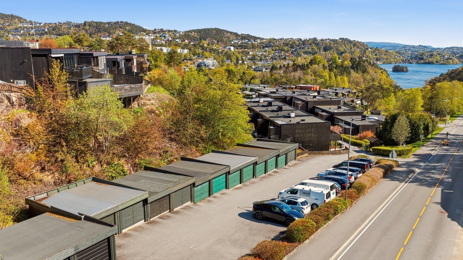 Det er felles parkeringsplass for huseierlaget like ved huset. Prinsippet om "første-mann-til-mølla" praktiseres. Galleribilde