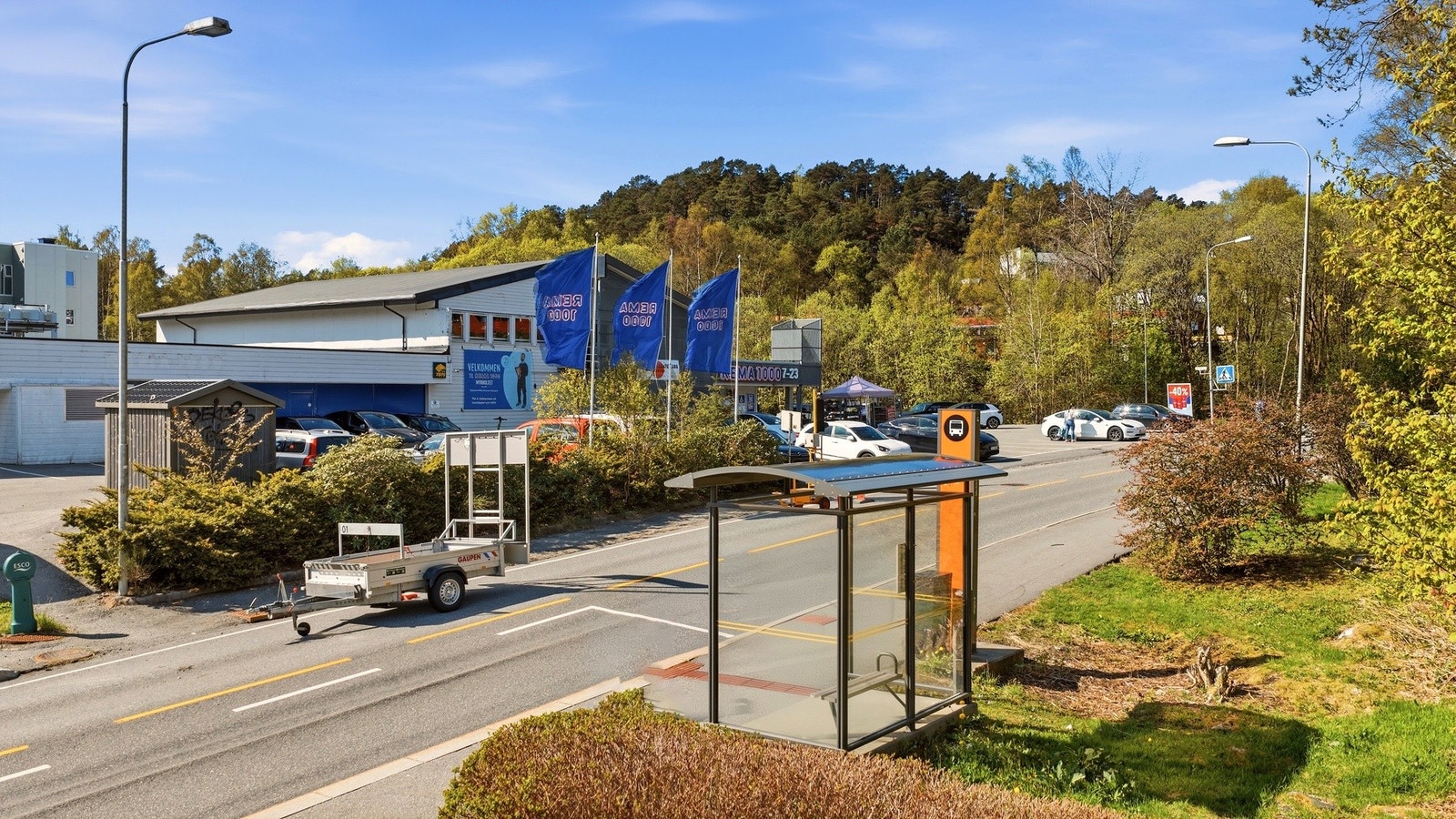 Det er busstopp i umiddelbar nærhet (linje 4). Galleribilde