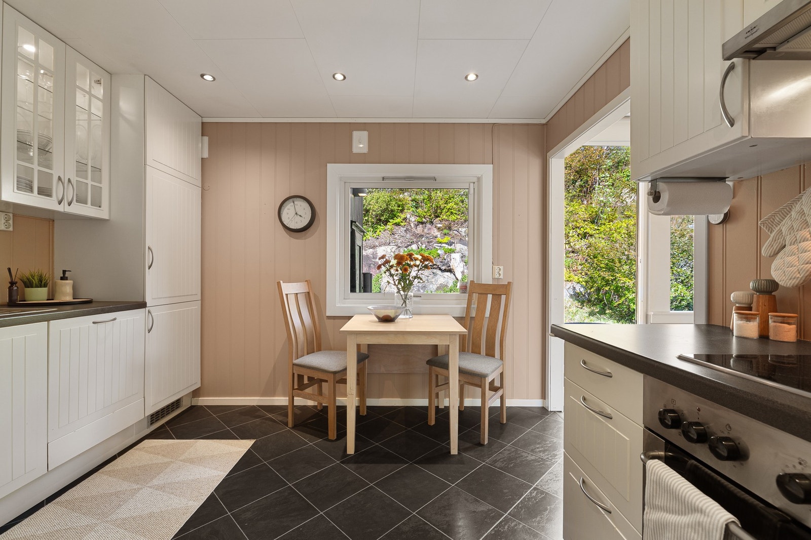 Kjøkkeninnredningen har en tidløs stil. Det er lagt fliselaminat på gulvet og downlights i taket. Galleribilde