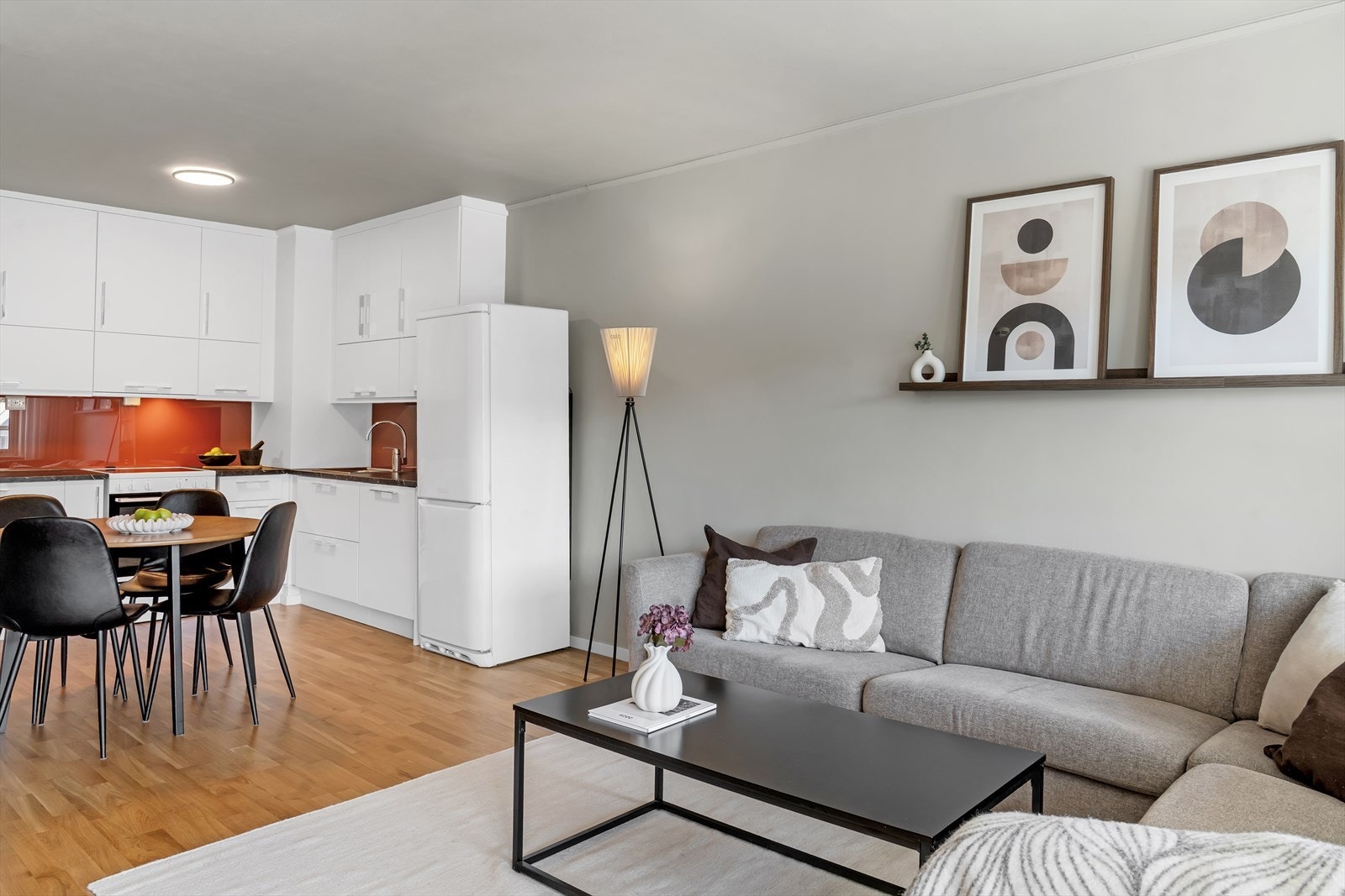 Stor stue med plass til større sofa, sittegruppe samt ønsket møblement Galleribilde