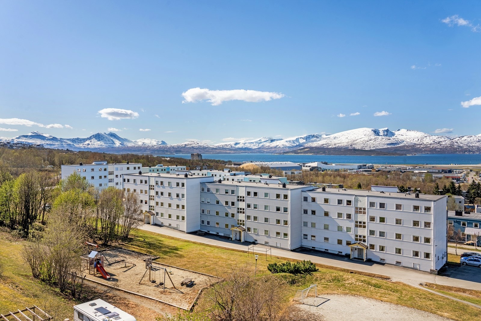 Nydelig utsikt over området, sundet og Kvaløya Galleribilde