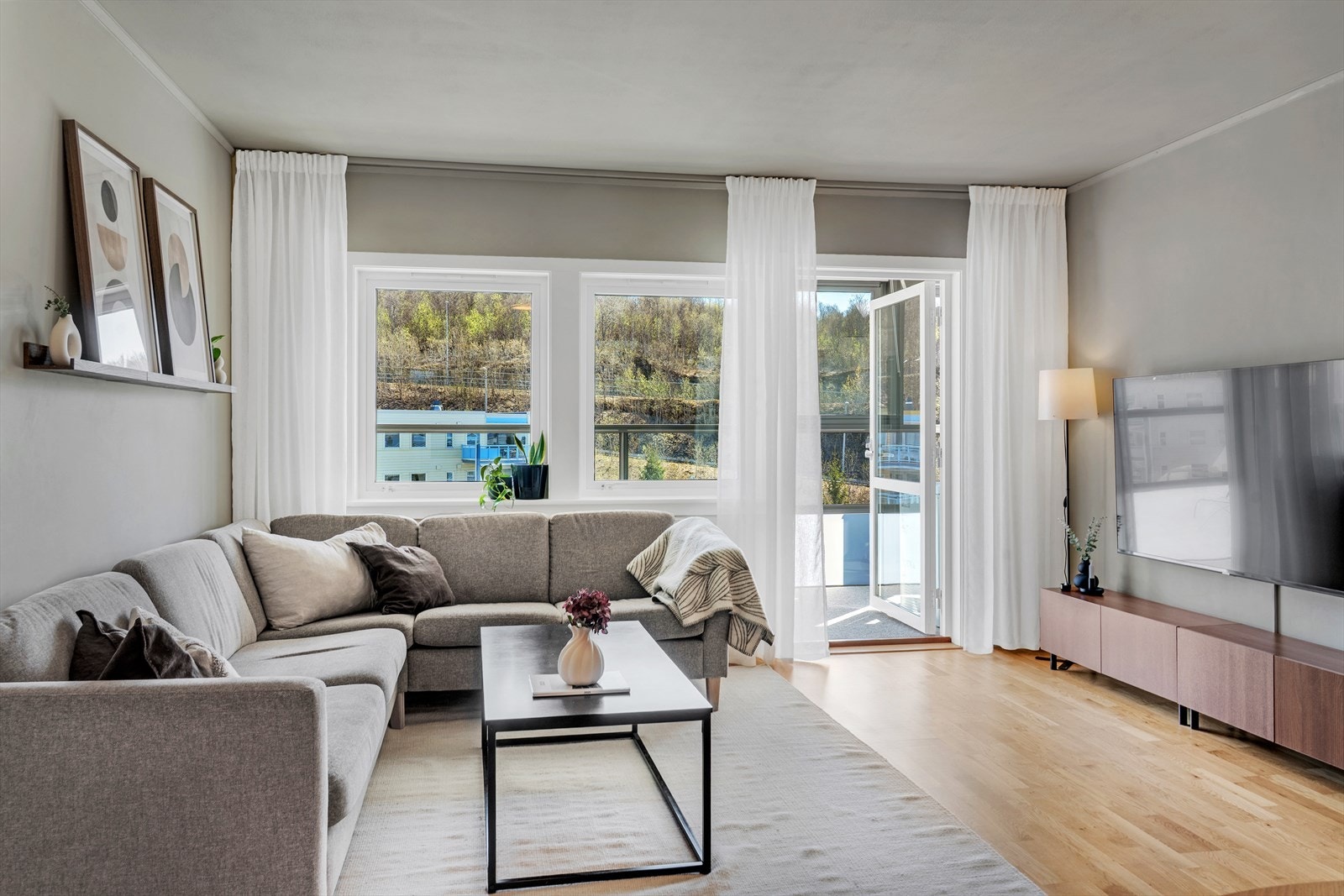 Store vinduer slipper inn mye naturlig lys og slette overflater malt i flotte farger Galleribilde