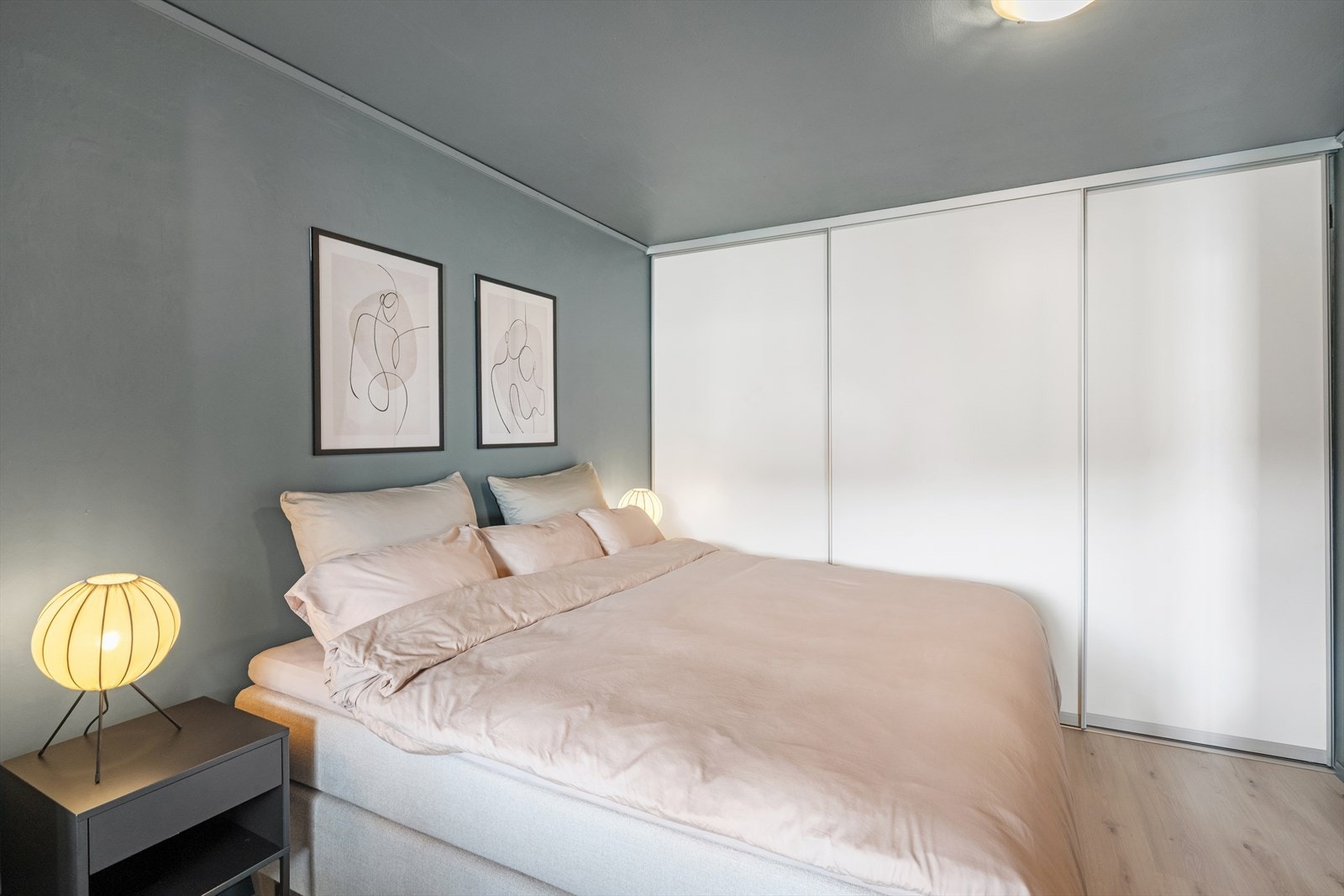 Praktisk skyvedørsgarderobe Galleribilde