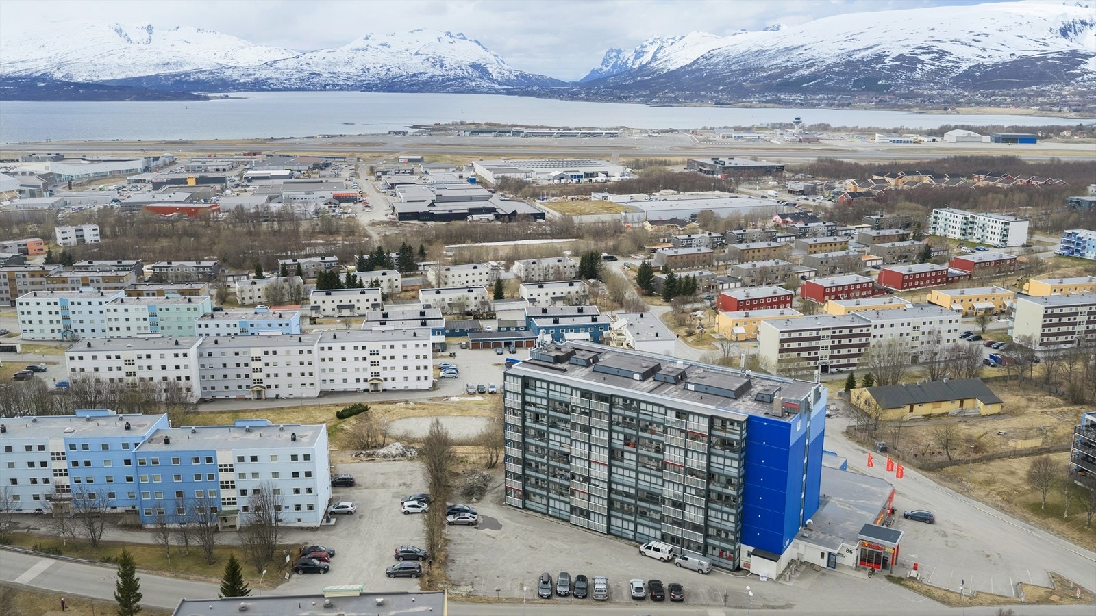 "Høyblokka" på håpet ligger svært sentralt til med kort veg til buss, Jekta, K1, nærbutikk og mye mer! Galleribilde
