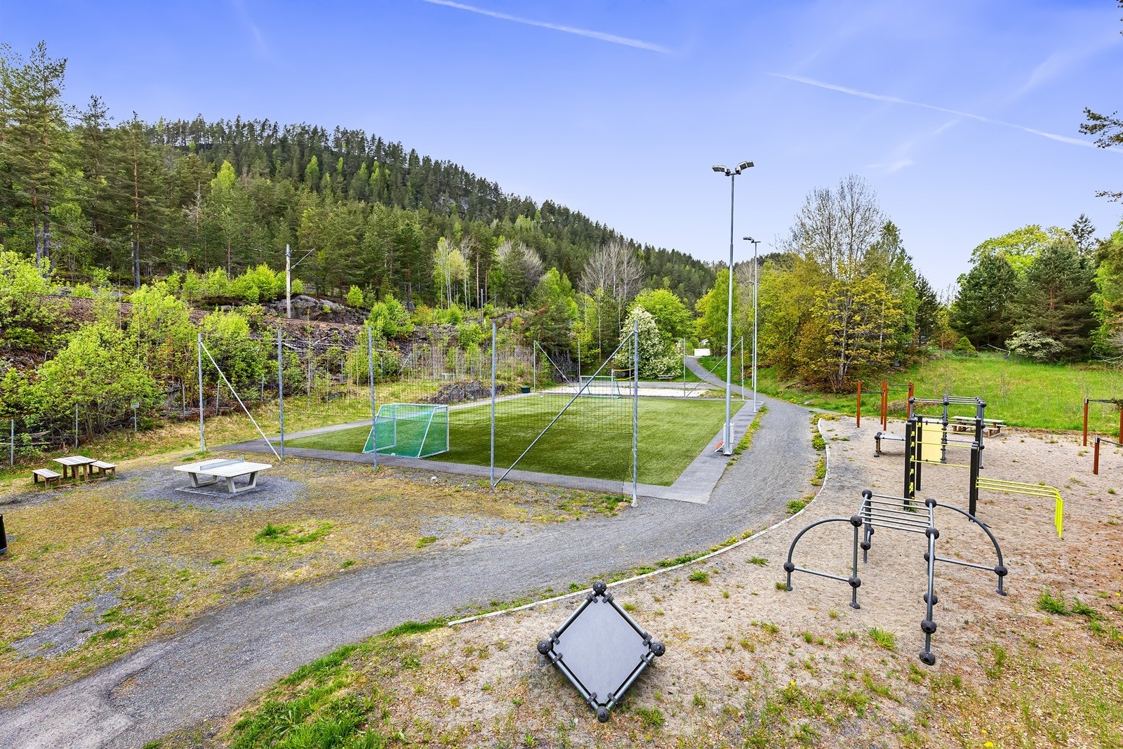Lekeplass og fotballbane like bak blokkene Galleribilde