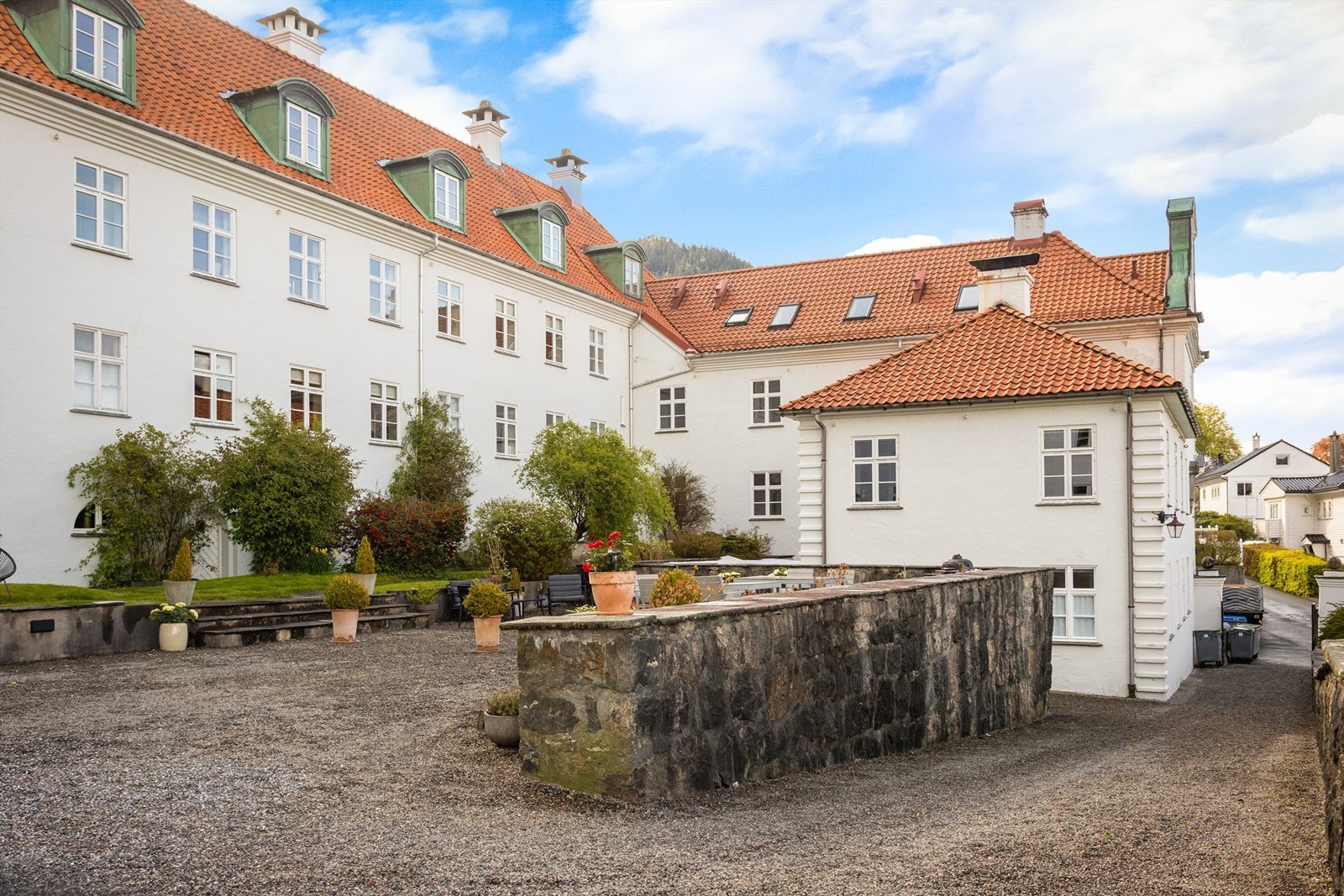 - Stor og velstelt uteplass med gode solforhold, perfekt til sosiale sommerdager - Galleribilde