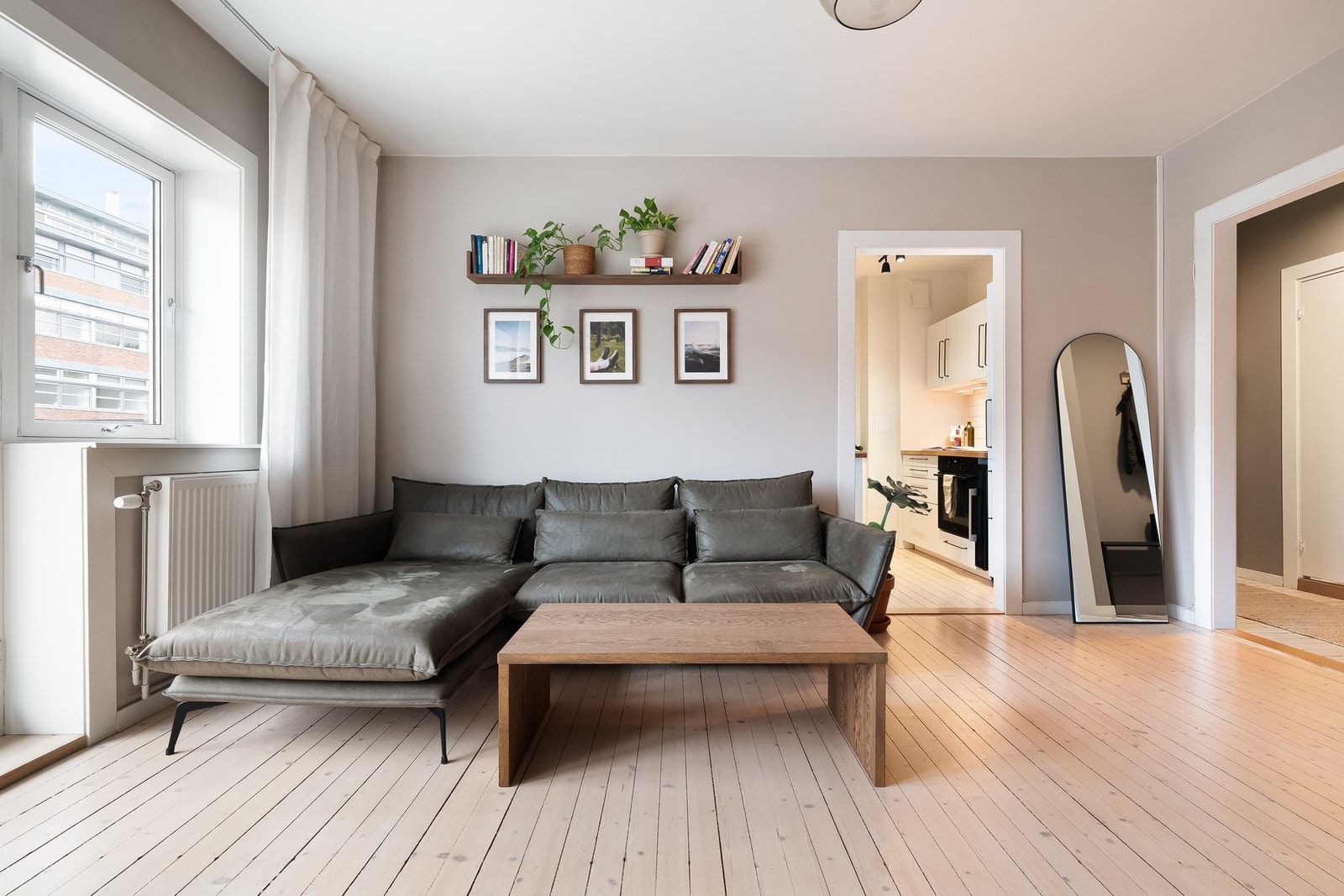 Oppholdsrommet har god plass til sofa, salongbord og tilhørende mediemøblement. Galleribilde