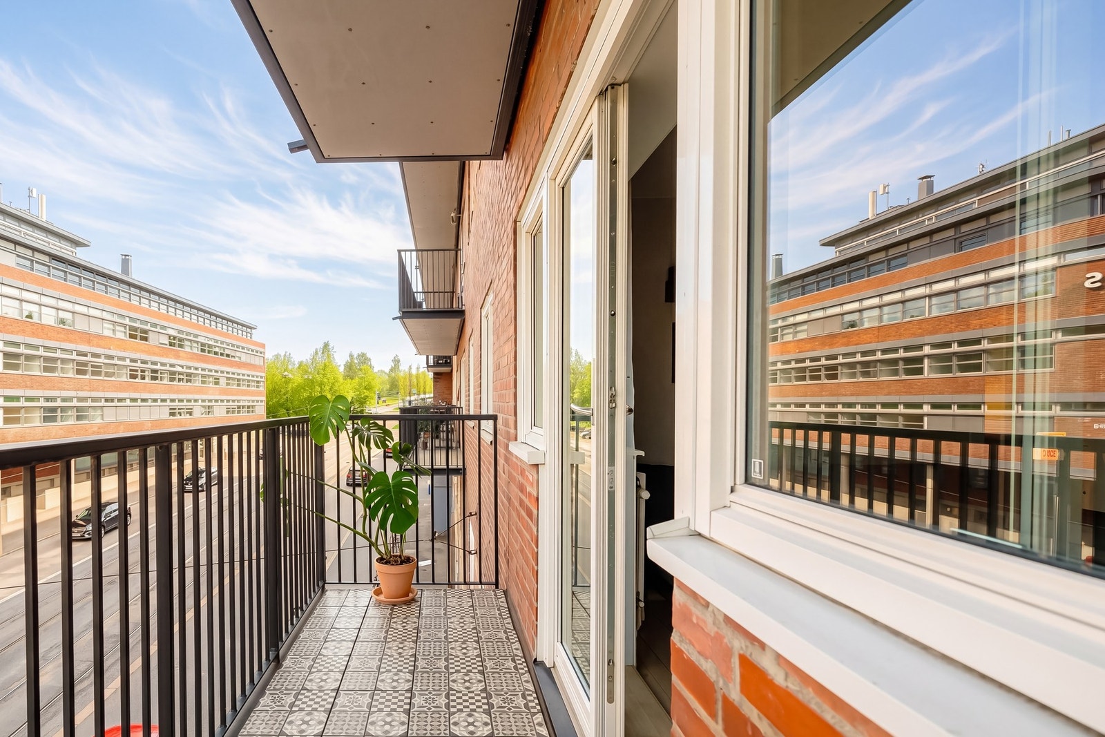Den vestvendte plasseringen byr på svært gode solforhold med sol fra ca. 13:30 frem til solnedgang i følge eier. Galleribilde