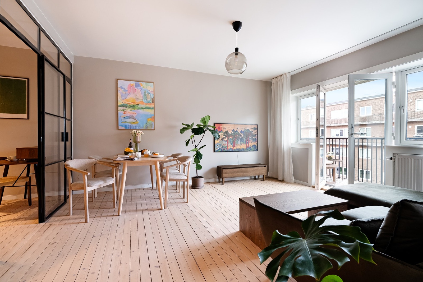 De store vindusflatene gir godt med naturlig lys inn i rommet. Galleribilde