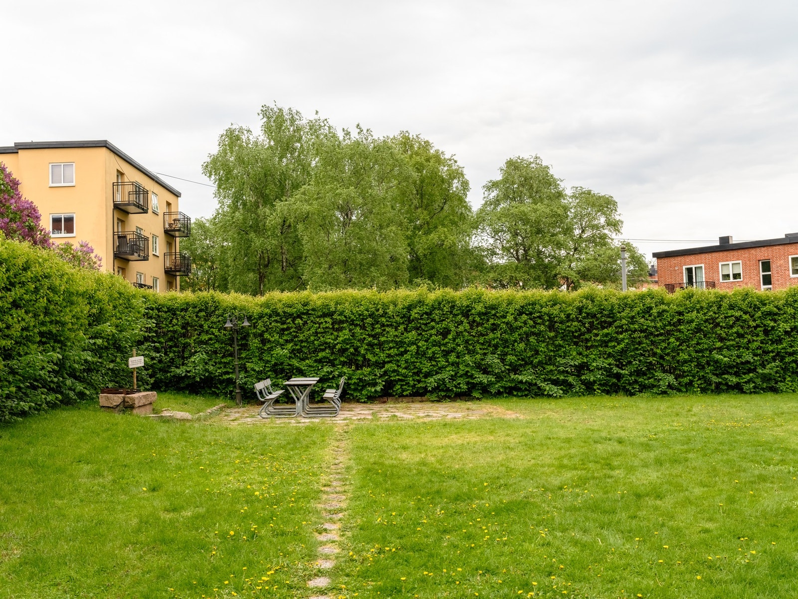 Fellesområdet er pent opparbeidet med beplanting og sitteplasser. Galleribilde