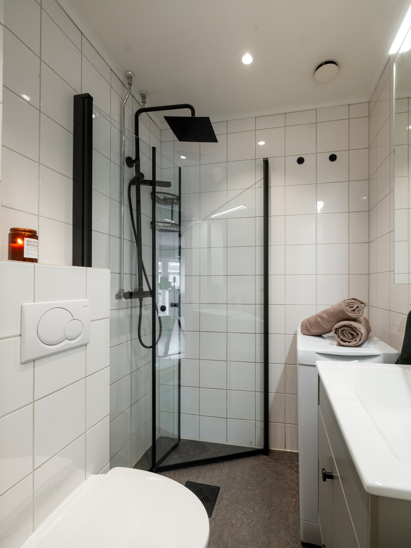 Videre er det dusjhjørne med svingbare glassdører som frigjør plass på gulvet og opplegg for vaskemaskin. Galleribilde