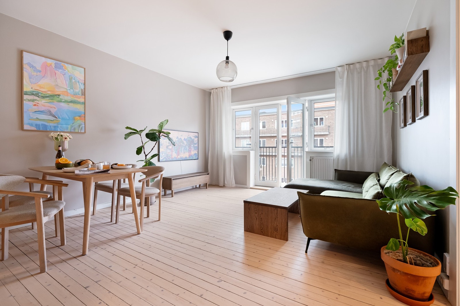 Her får du en bolig med originale, slipte tregulv og lysmalte overflater. Galleribilde