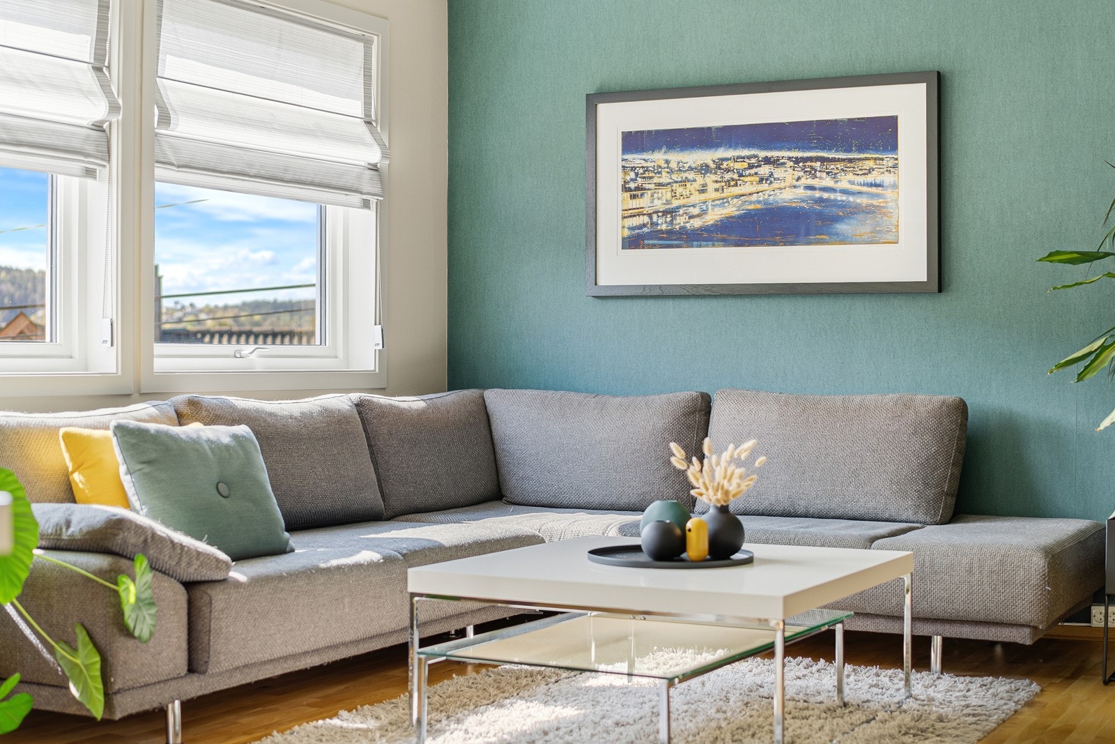 Store vindusflater slipper inn rikelig med naturlig lys og bidrar en til gjennomgående økt romfølelse Galleribilde